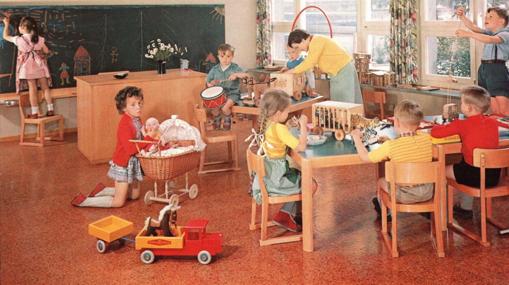 classe d'école Suisse des années 1950 avec jouets Wisa-Gloria