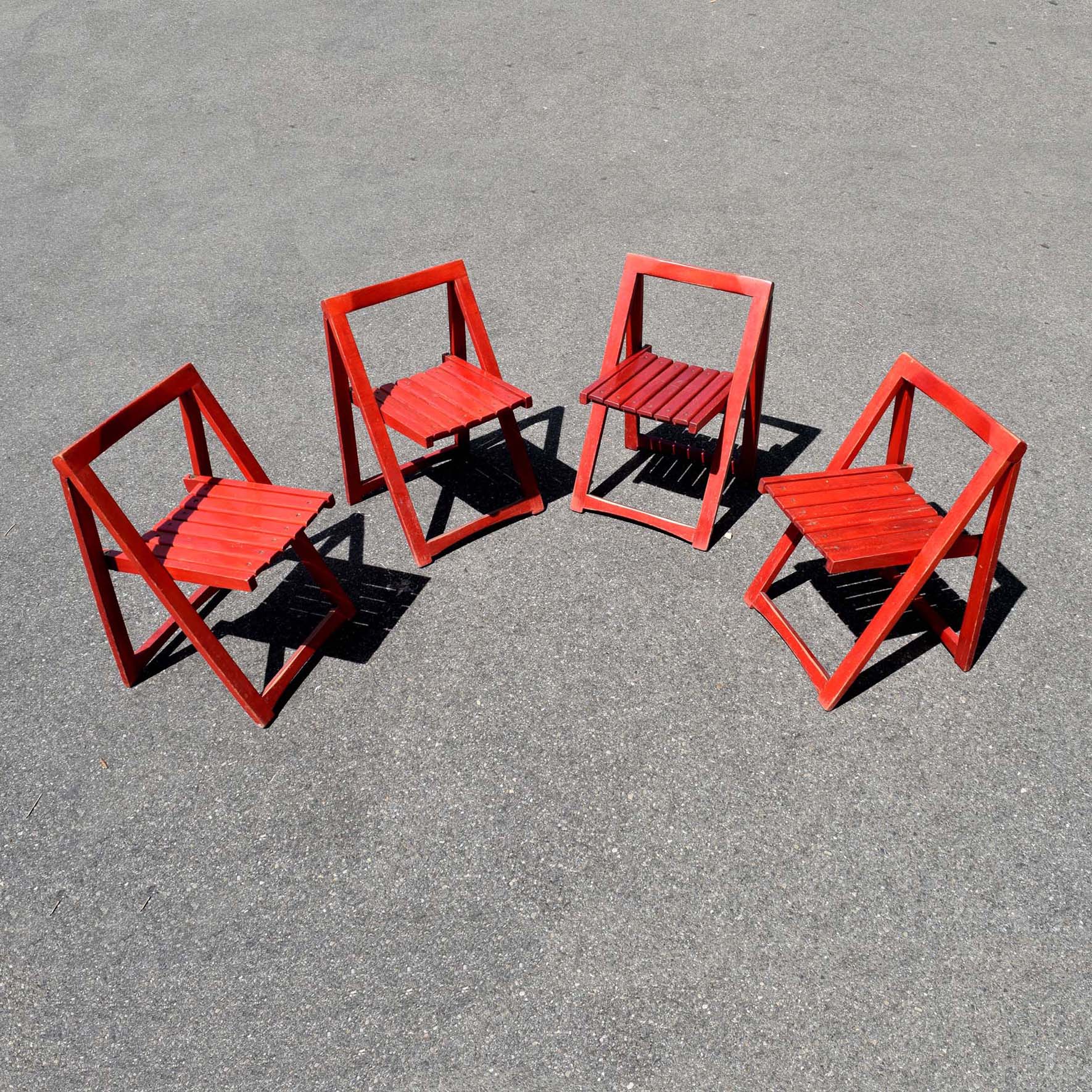 4 chaises pliantes pour enfants en bois des années 1960 à 70, peintes en rouge. Style moderniste vintage seventies.