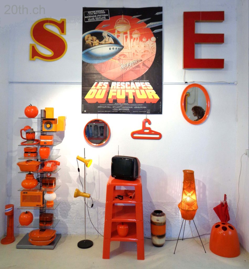 Ambiance 70's mobilier et objets en plastique orange