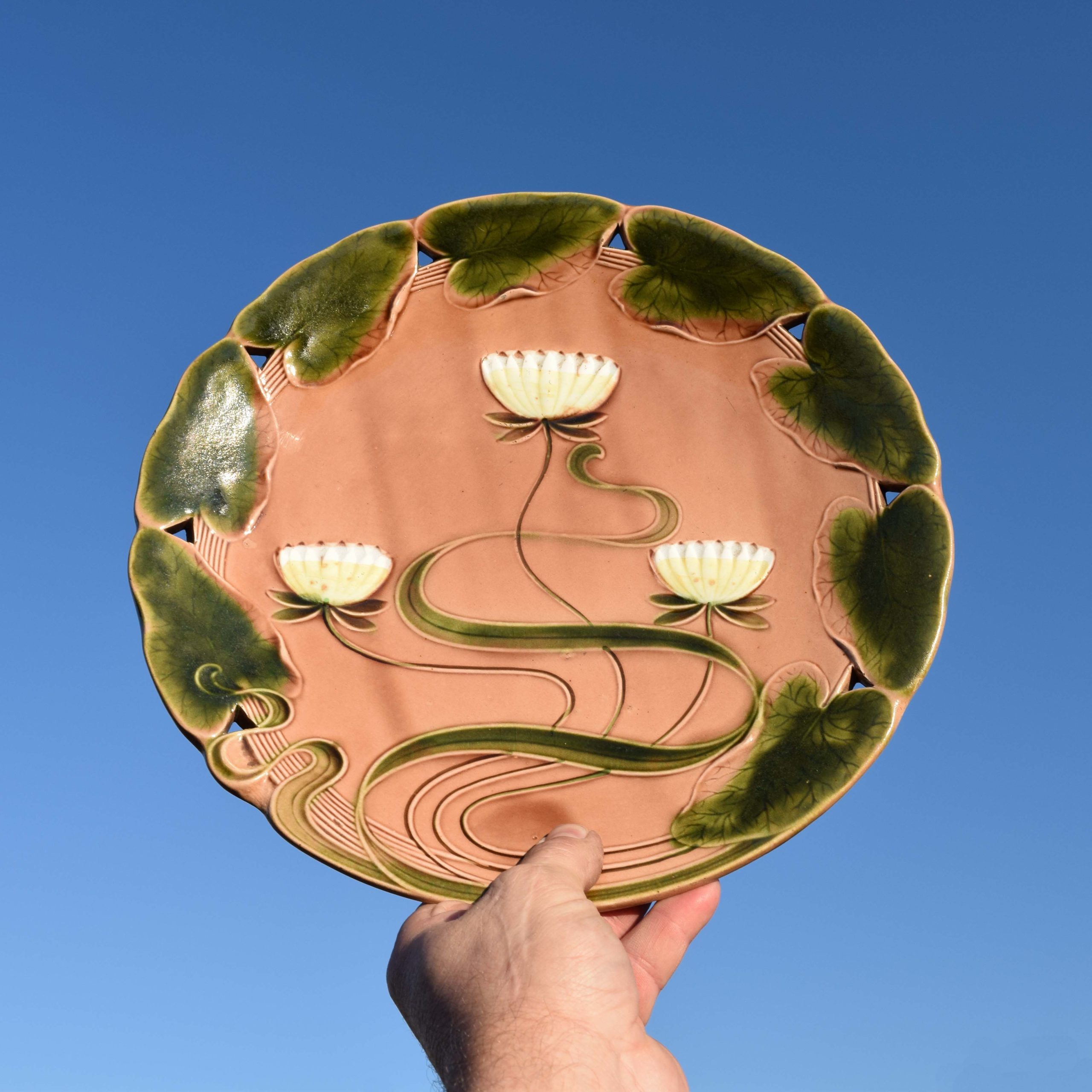 Plat / grande assiette décorative Art Nouveau en majolique. Label Villeroy et Boch Schramberg N°1478. Avec décor nénuphars. Diamètre 30cm.