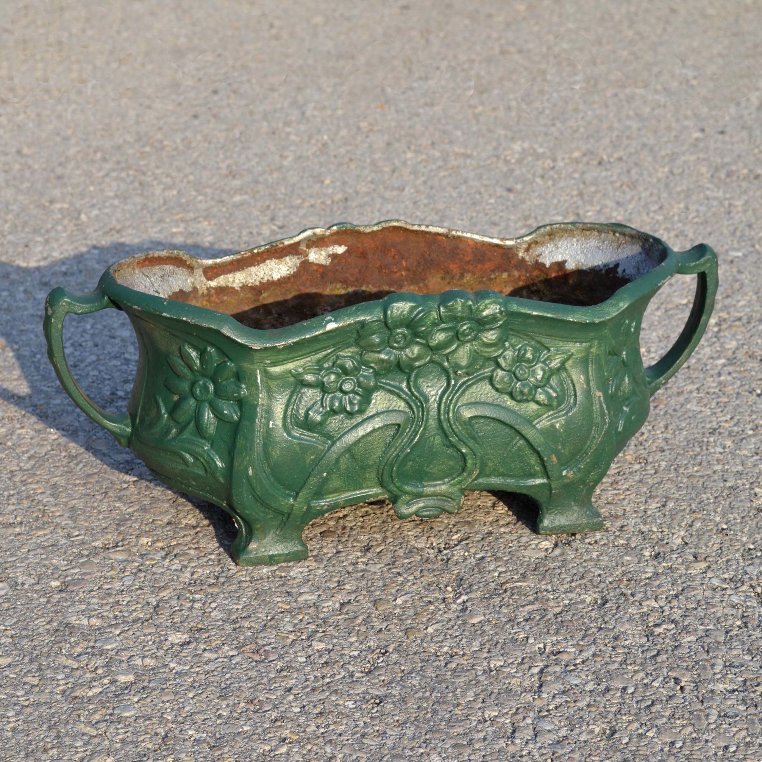 Jardinière “corbeille” en fonte 1900, avec décor floral. Fondeur Faure père et fils à Revin (Ardennes). De style Art-Nouveau, peinte en verre.