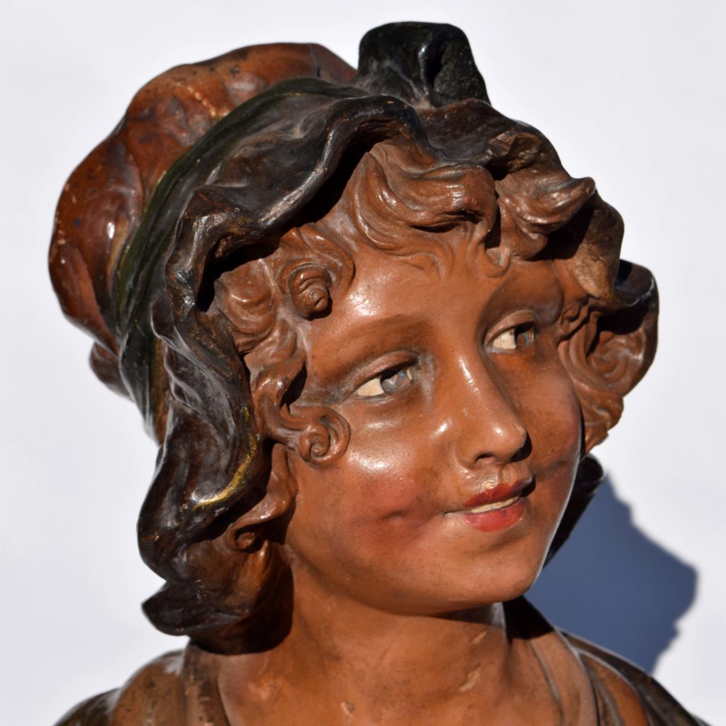 Sympathique buste décoratif d’une paysanne du début du siècle. Du nom de “Suzon” Signé C. Gimot. En plâtre vernissé.