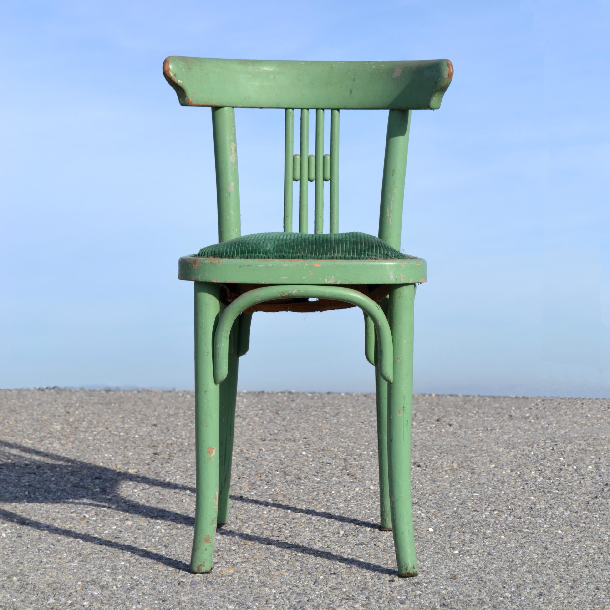 Chaise début du siècle, léger style sécession Viennoise, avec des motifs géométriques sur le dossier. Assise en velours vert (déchiré à remplacer)
