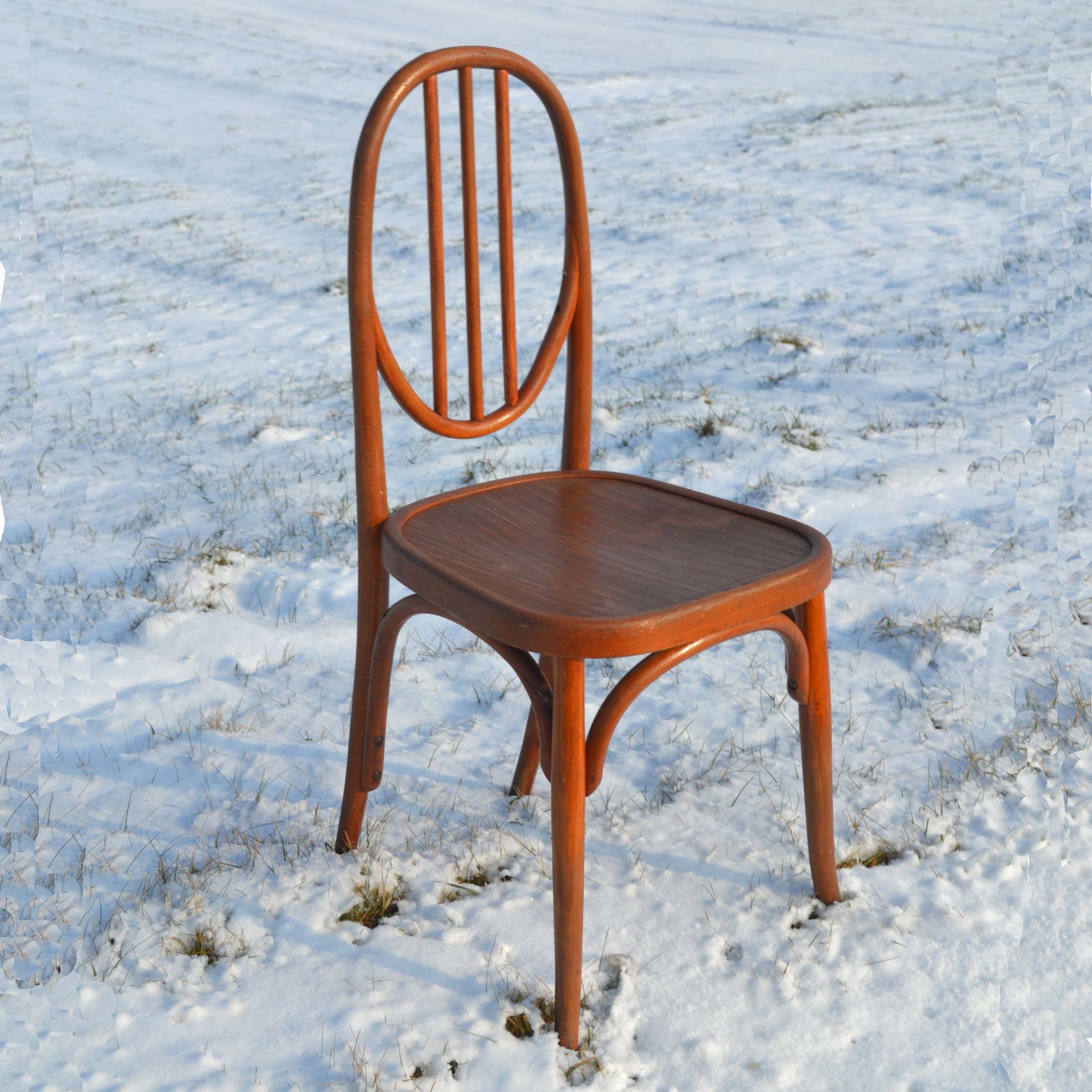Chaise vers 1900-20, bas de facture très classique genre Thonet, inhabituel et élégant dossier de forme ovale. De fabrication Suisse marque Horgen-Glarus.