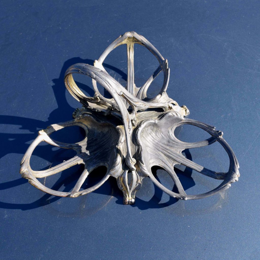 Coupe plat à fruits Jugendstil en étain. A l'époque d'origine doré. Mais la dorure est partie. Avec une forme arachnoïde. Pur style 1900.
