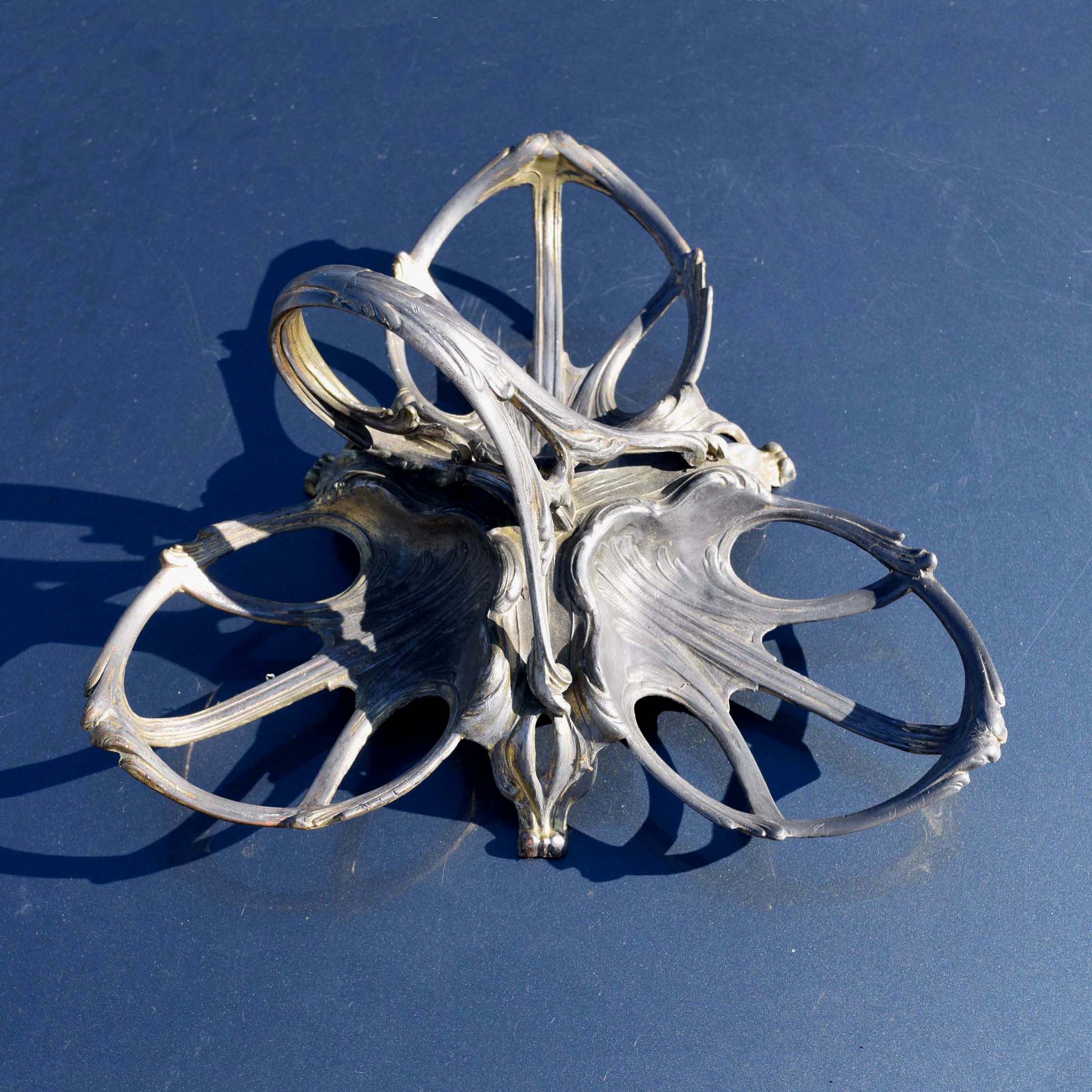 Coupe plat à fruits Jugendstil en étain. A l'époque d'origine doré. Mais la dorure est partie. Avec une forme arachnoïde. Pur style 1900.