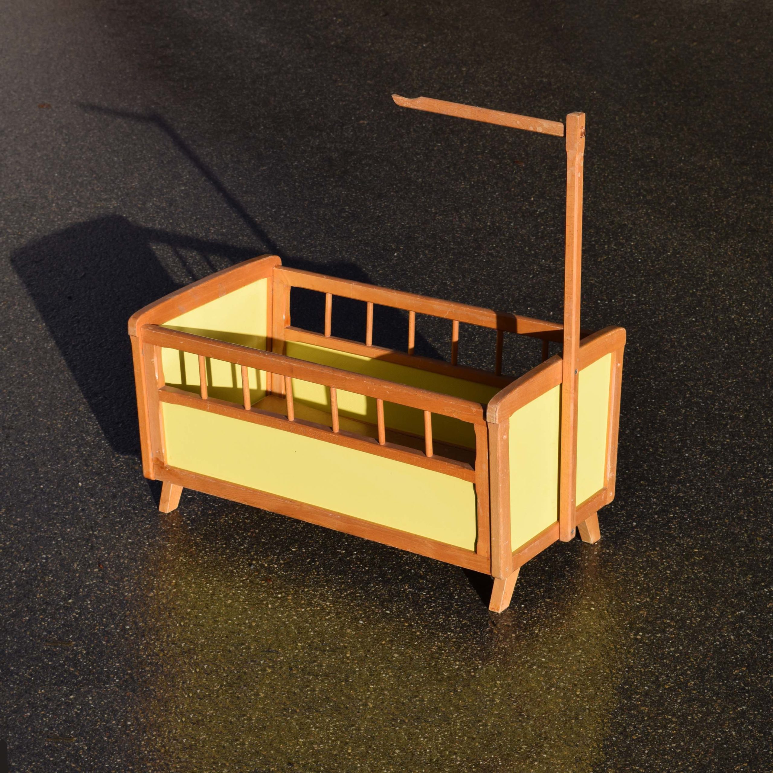Petit lit de poupée en bois, démontable, couleur jaune. De Wisa-Gloria Lenzbourg. Visible au catalogue 1960 de FCW