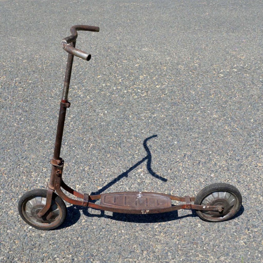 Vieille trottinette / patinette, pliante. Probablement des années 1950. Avec patine rouille, mais fonctionnelle.
