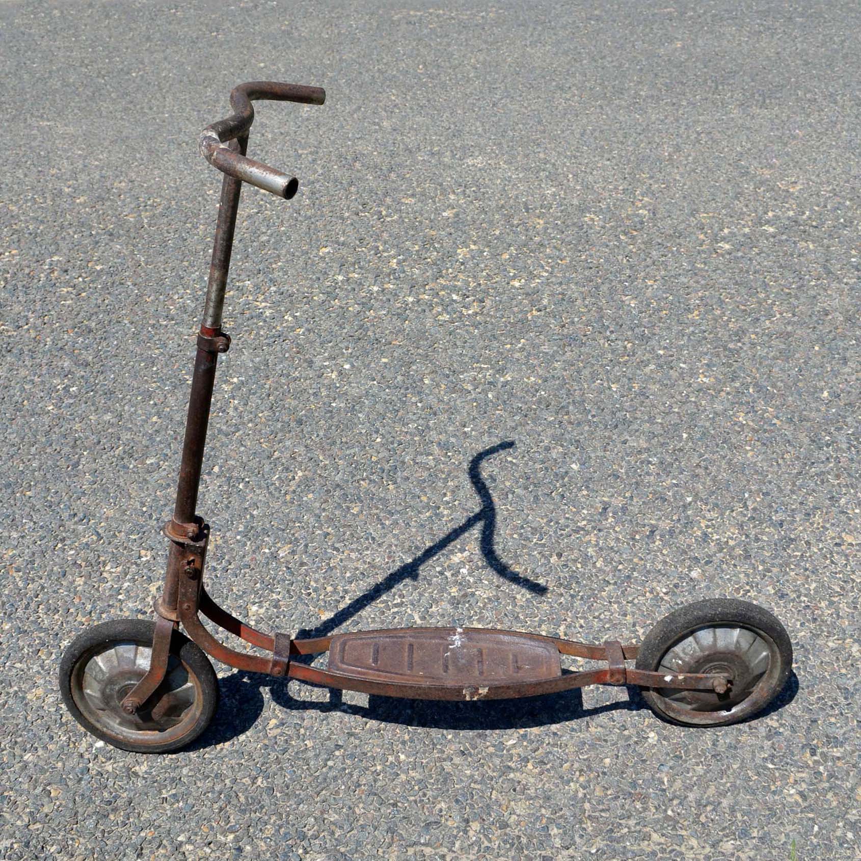 Vieille trottinette / patinette, pliante. Probablement des années 1950. Avec patine rouille, mais fonctionnelle.