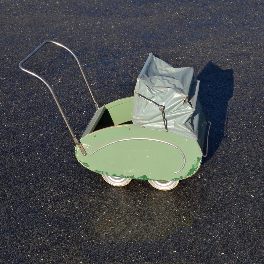 Petite poussette en bois de marque Wisa-Gloria, vers 1950. Petit modèle jouet pour fillette pour mettre une poupée, et non un bébé. couleur vert olive.