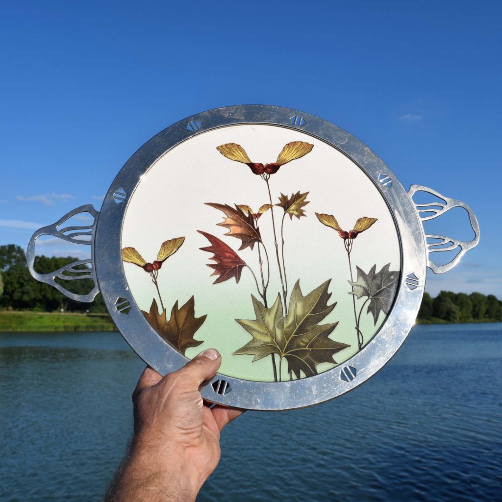 Plateau de service de style 1900 tardif: En faïence avec décor de graines et de feuilles d’érable. Cerclage en métal nickelé.