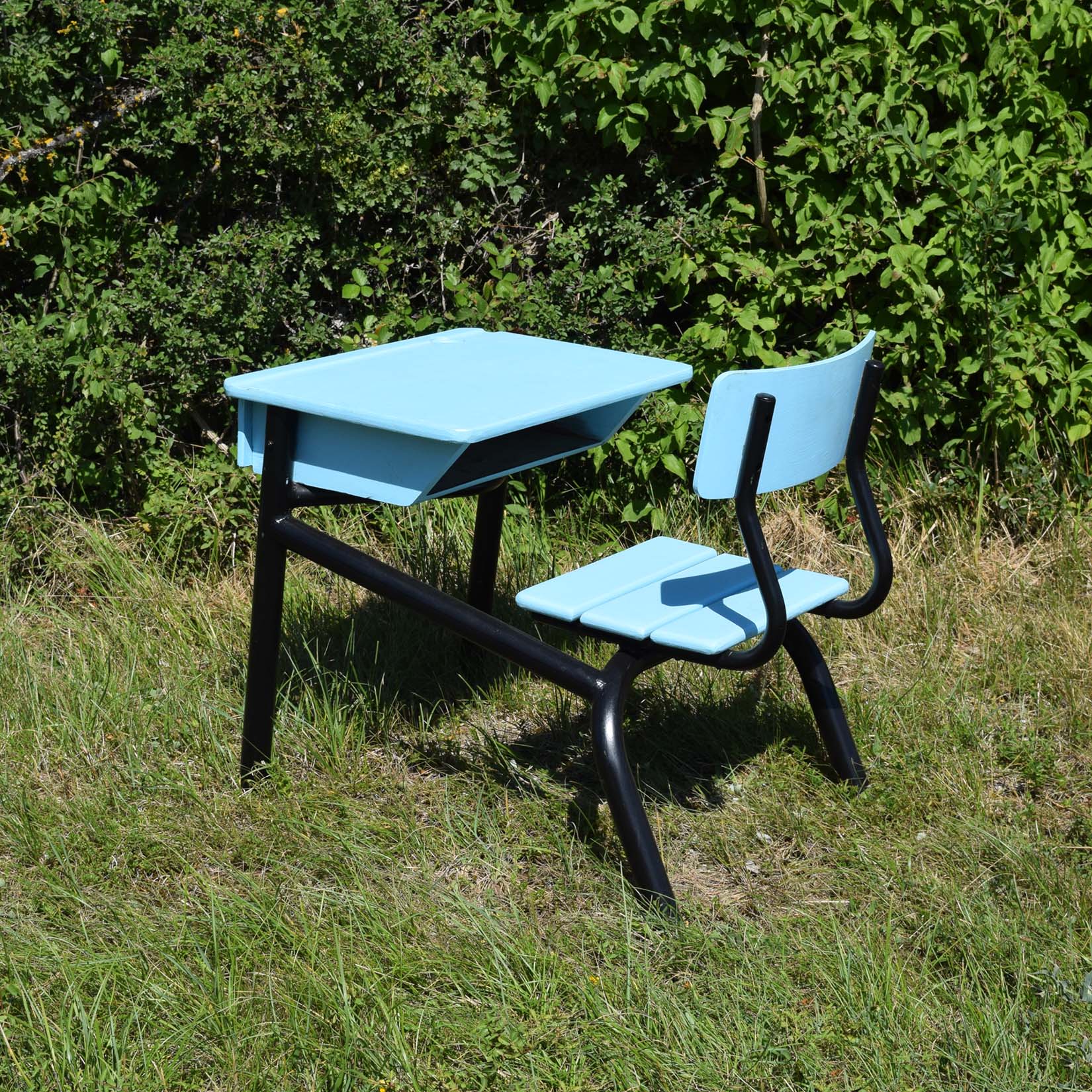 Table d’école vintage d’origine Française repeint couleur bleu pastel. Châssis tubulaire repeint en noir. Avec chaise solidaire du bureau.