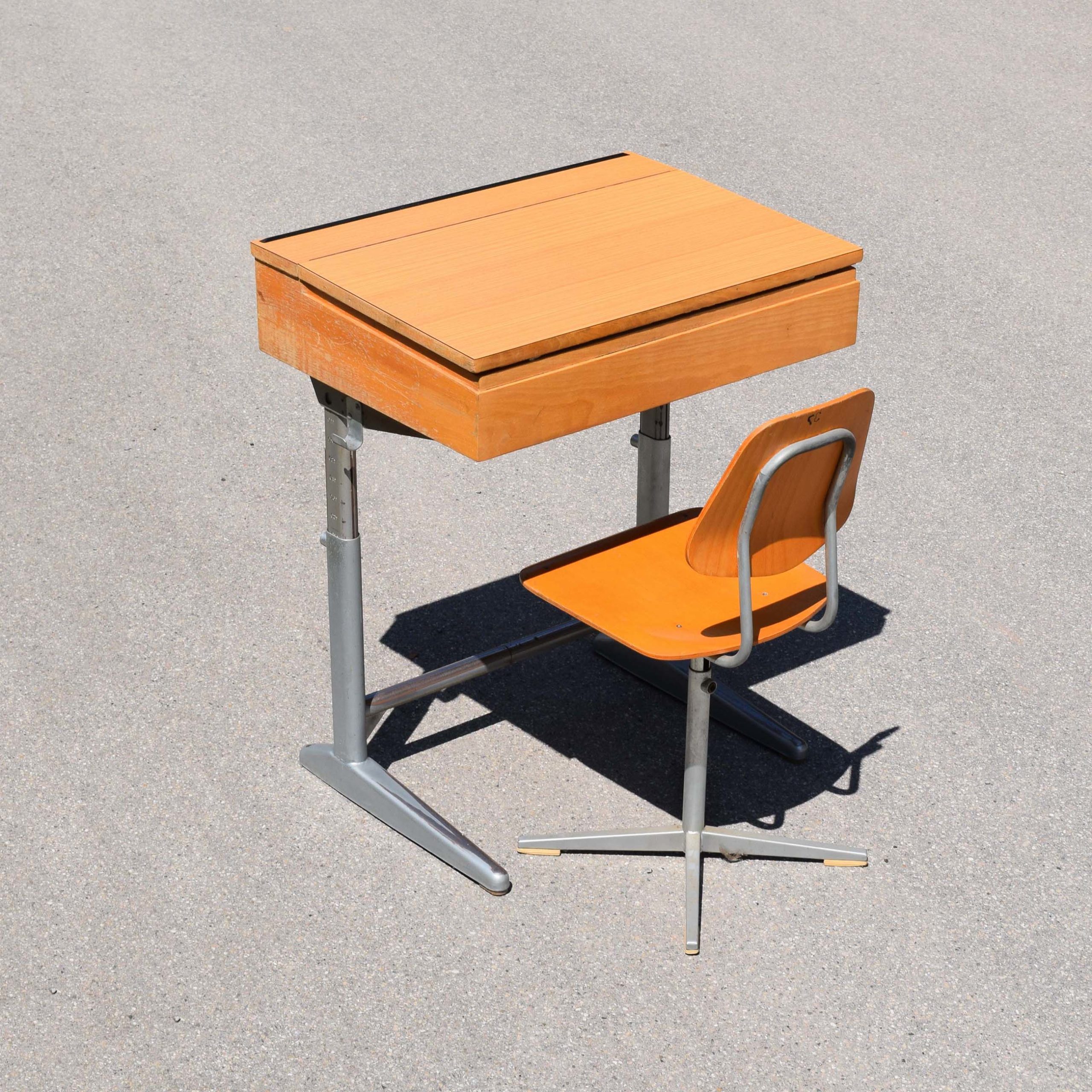 Petit bureau scolaire une place, avec plateau à clapet. Modèle d’origine Suisse, avec hauteur réglable. Vintage des années 1960.