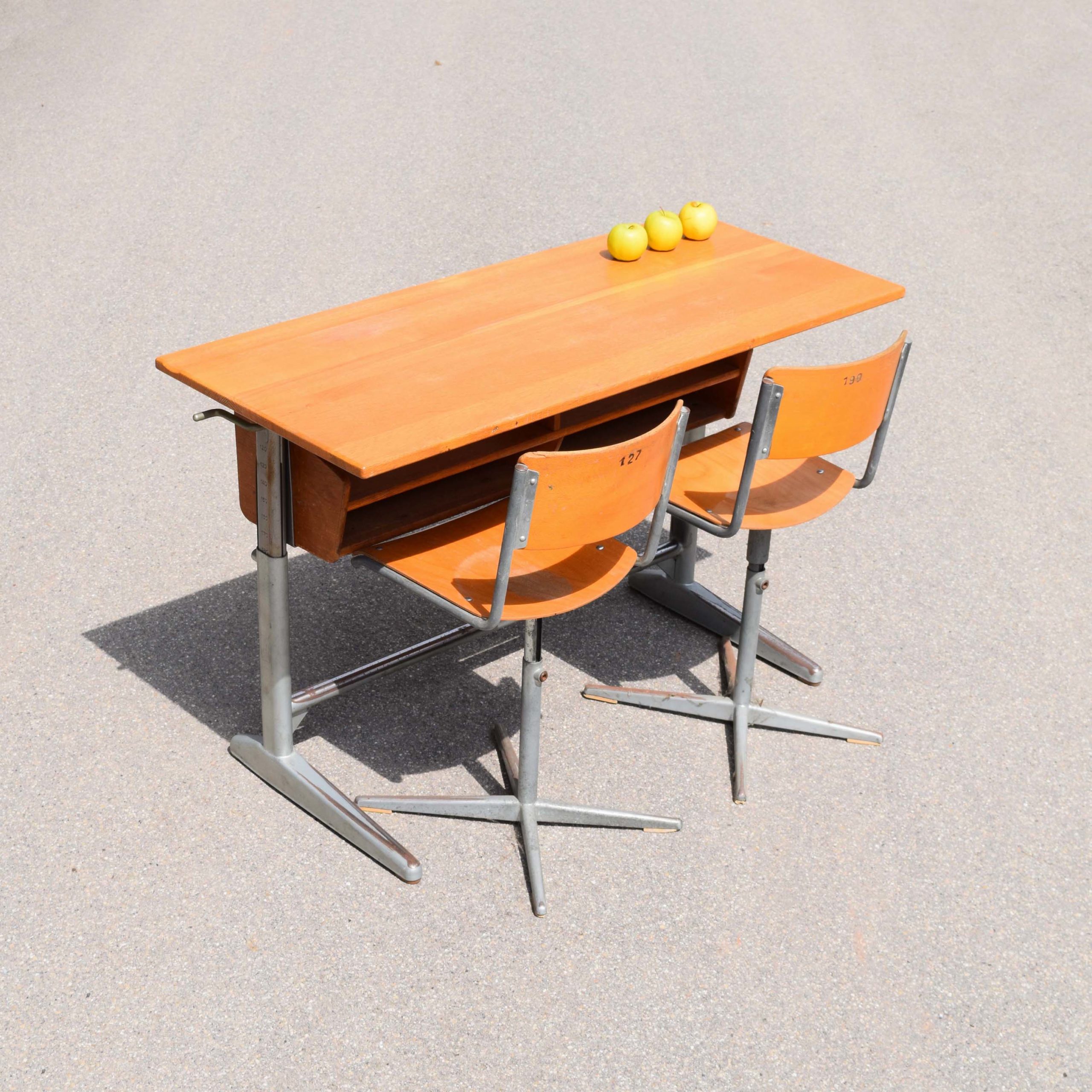Pupitre scolaire avec 2 chaises, de fabrication Suisse vers 1960 de marque Embru. Un bureau novateur, et réglable en hauteur