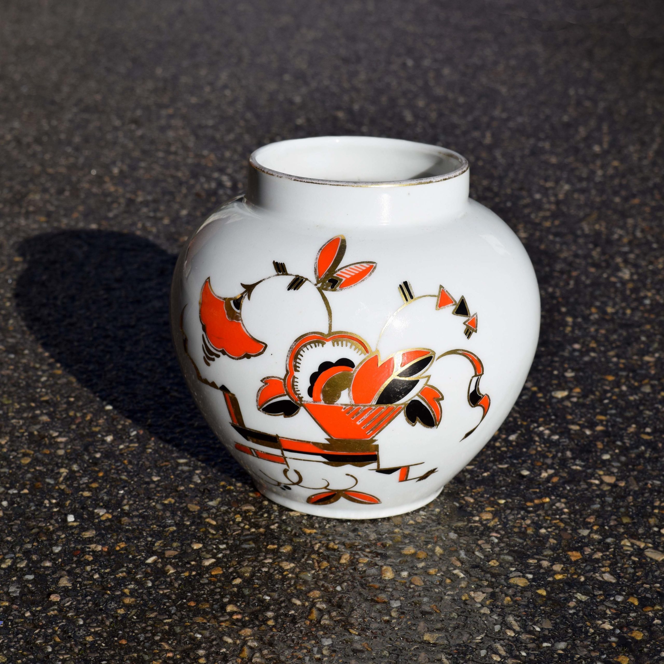 Vase en porcelaine de Langenthal. Des années 1930. Peint à la main, avec décor suprématiste. style abstrait Rouge, noir et or