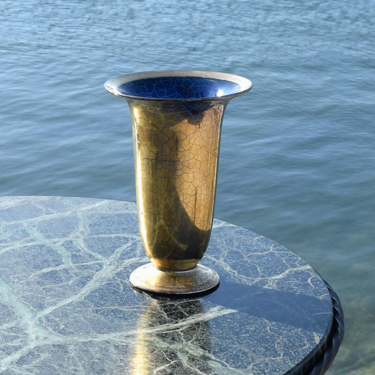 vase de St-Prex en forme de tulipe en verre doré craquelé