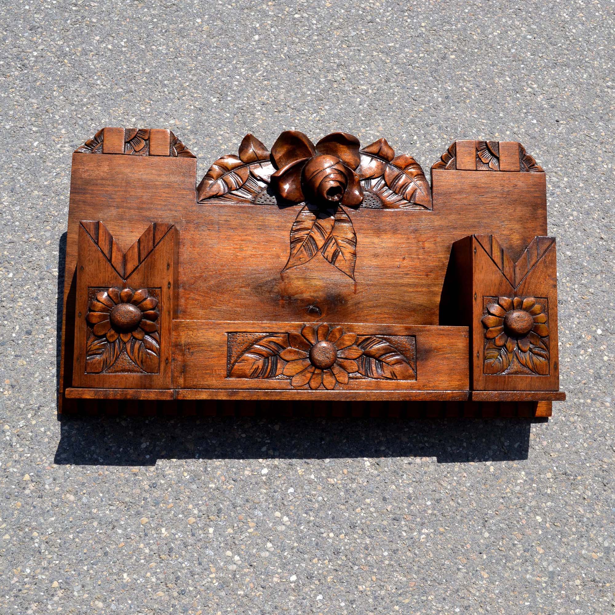 Joli petit vide-poche mural, style typique 1925. En bois teinté. 3 compartiments. Format 51×30 profondeur 9cm.
