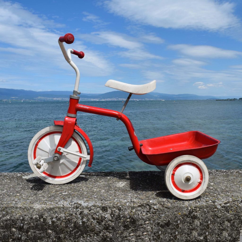 Vintage Danish iconic tricycle Winther seventies. Jouet d'enfant tricycle Danois, vintage des années 1970. Rouge et blanc, avec benne basculante.