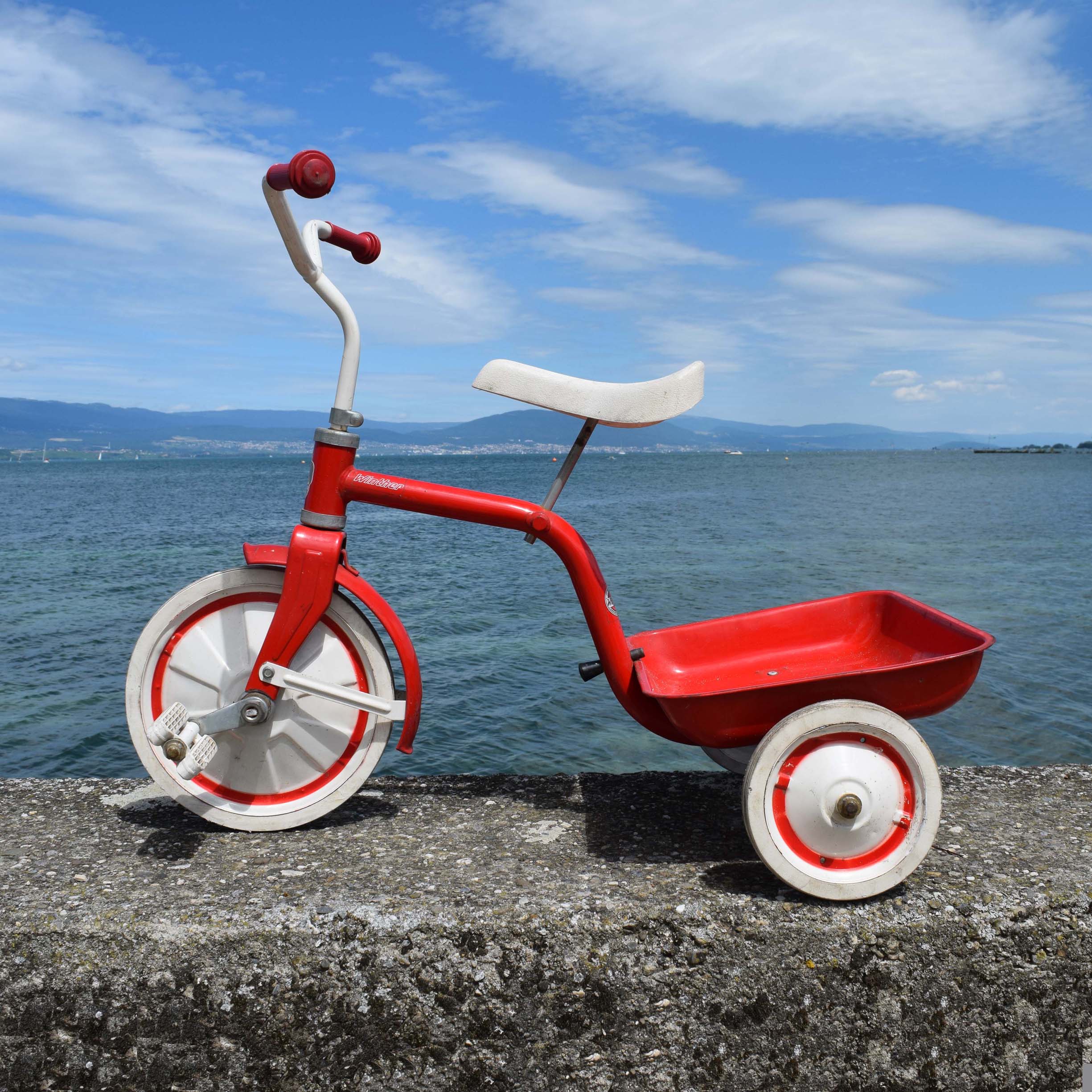 Vintage Danish iconic tricycle Winther seventies. Jouet d'enfant tricycle Danois, vintage des années 1970. Rouge et blanc, avec benne basculante.