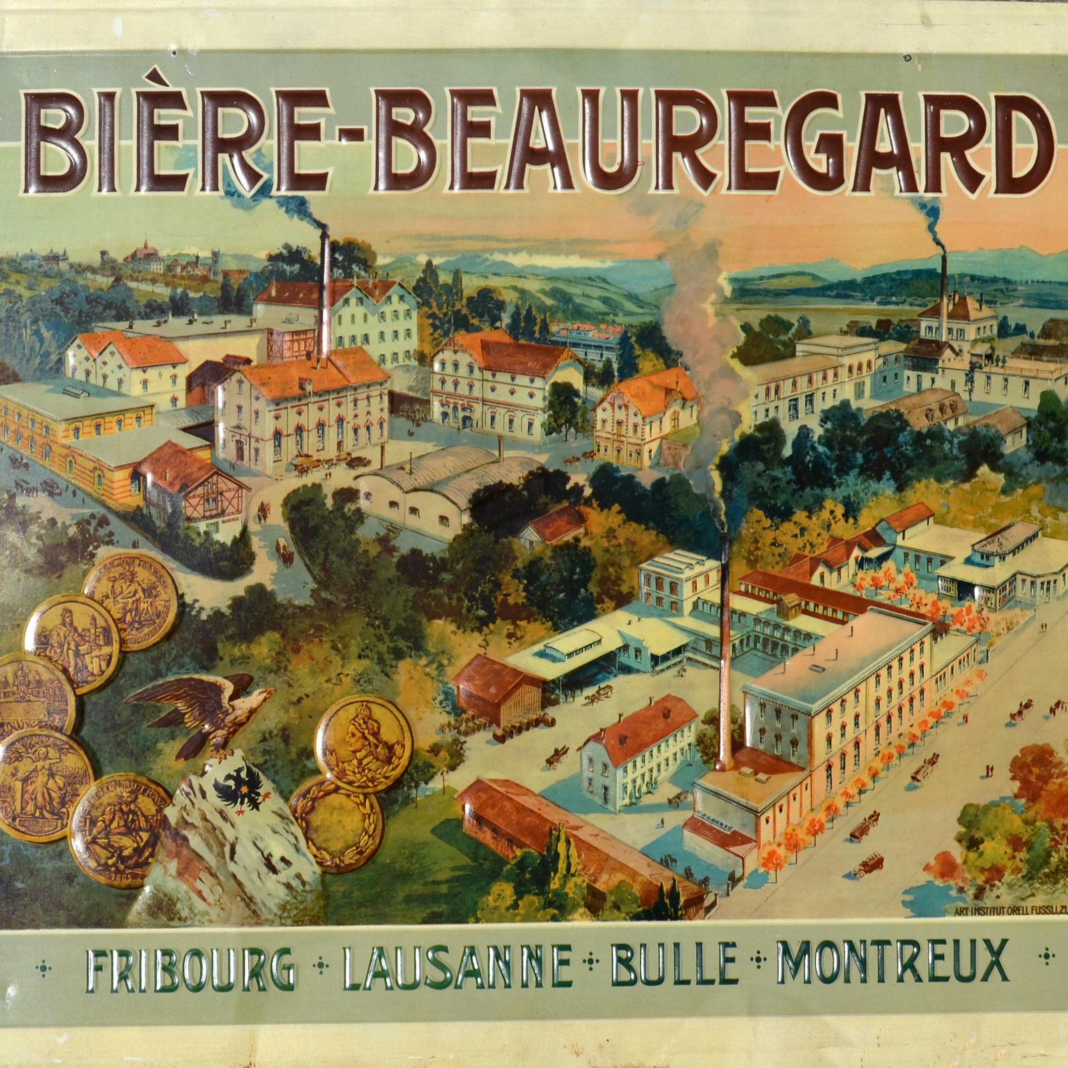 Grande tôle publicitaire lithographiée Beauregard en relief, vers 1910. Avec l’illustration des 3 usines de cette brasserie: Fribourg Lausanne Bulle Montreux