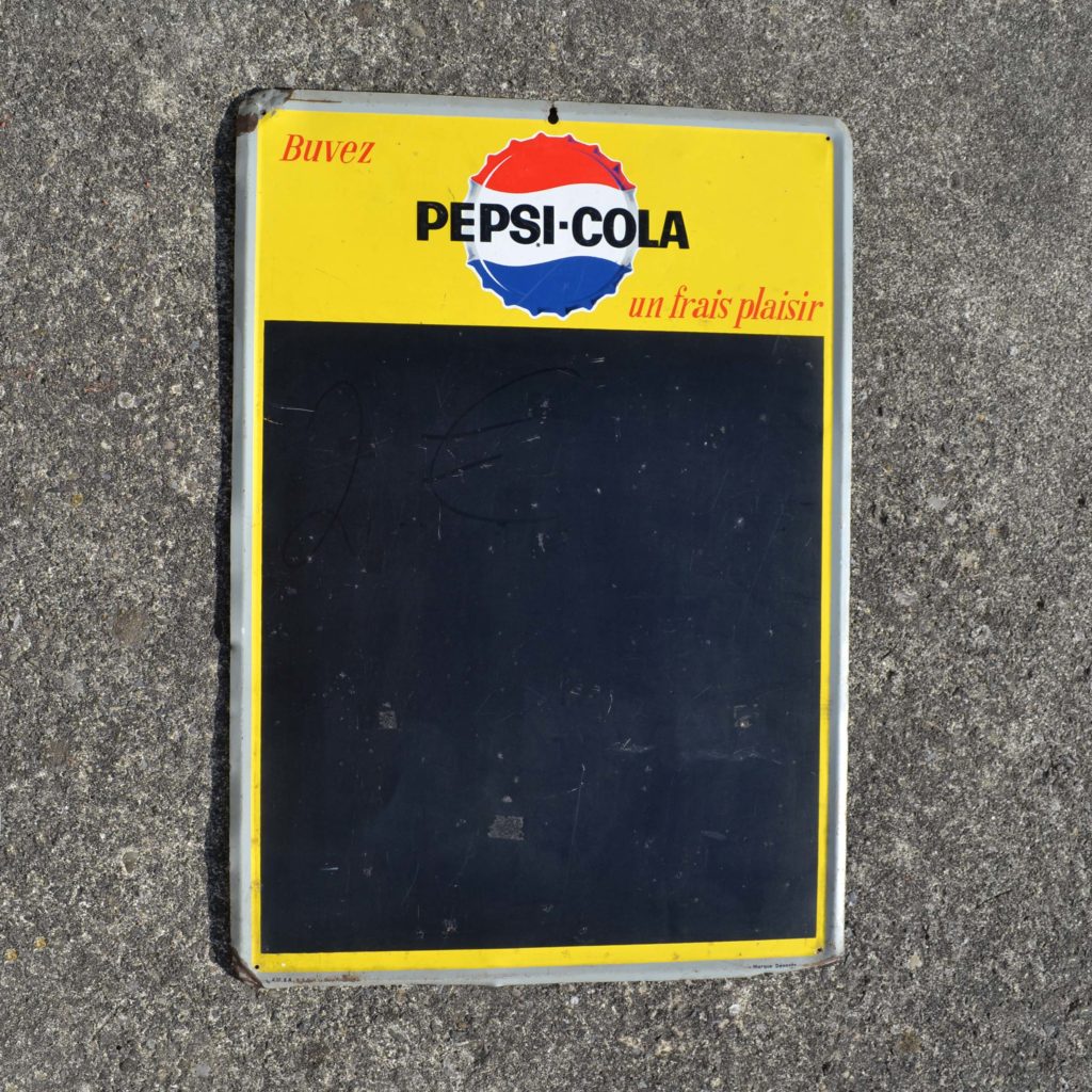 Ardoise publicitaire, sous la forme d’une tôle imprimée. Avec surface noire, pour écrire à la craie. Pour le soda Pepsi-Cola. Des années 1960.
