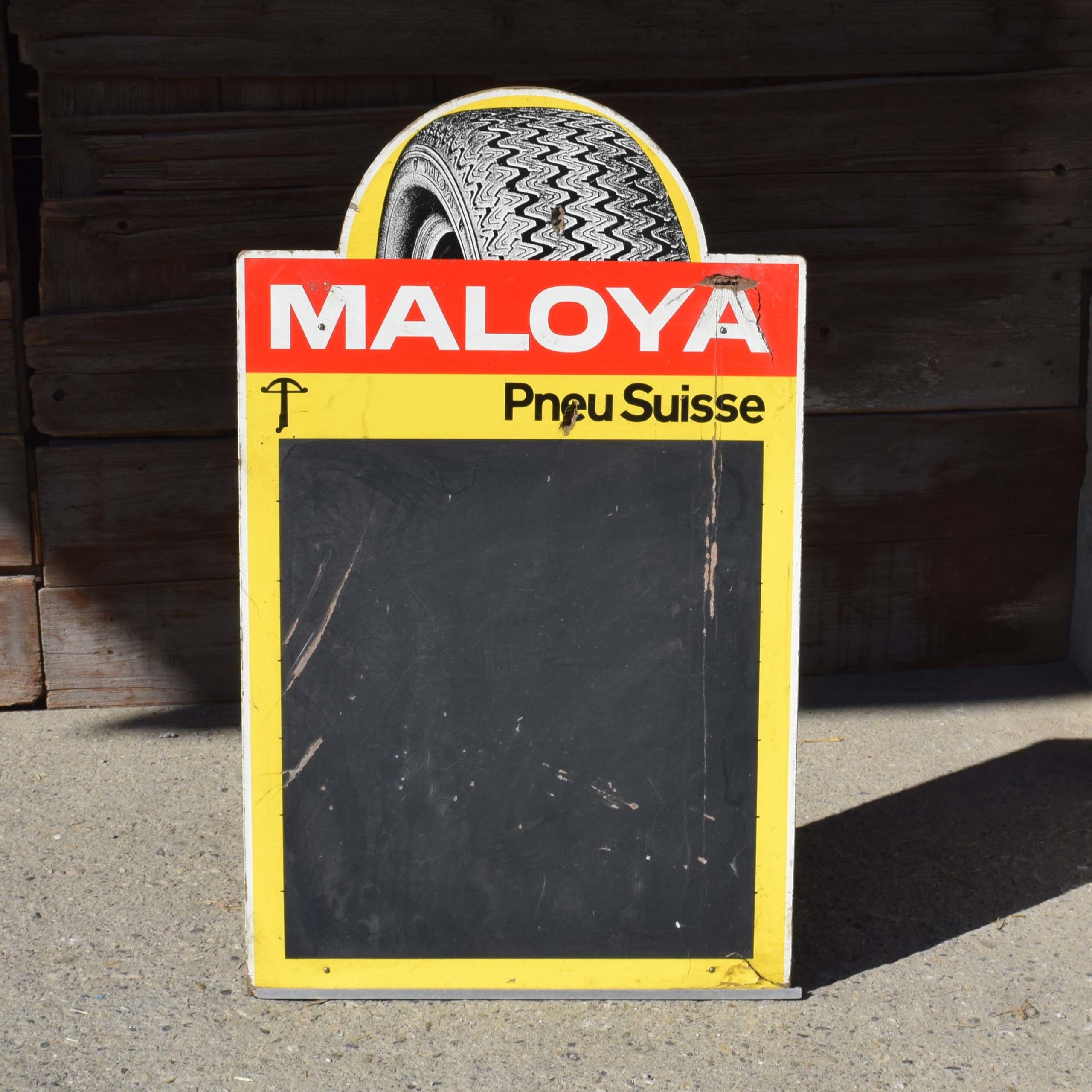 Grande ardoise publicitaire, en panneau, avec béquille de support à l’arrière. Pour les pneus Suisses Maloya.