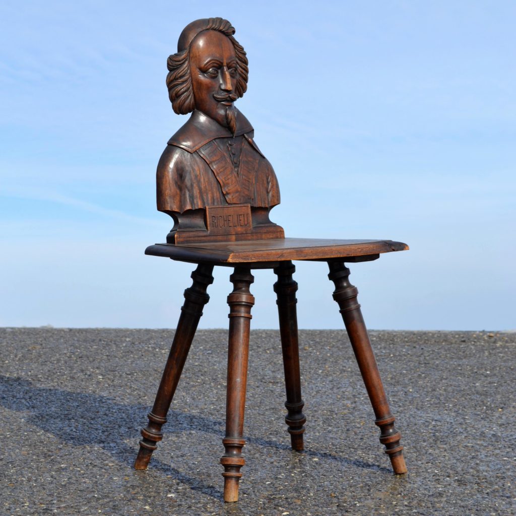 Ancienne chaise escabelle sculptée, époque 19ème. Avec le buste du cardinal de Richelieu sur le dossier