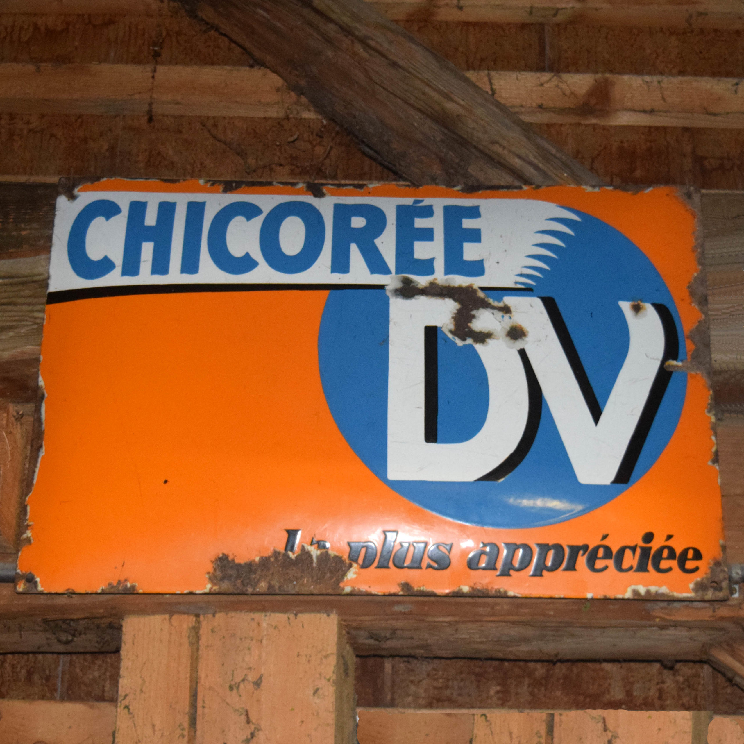 Chicorée DV plaque émaillée ancienne des années 1930. D'origine Suisse, avec fond orange. Slogan la plus appréciée.