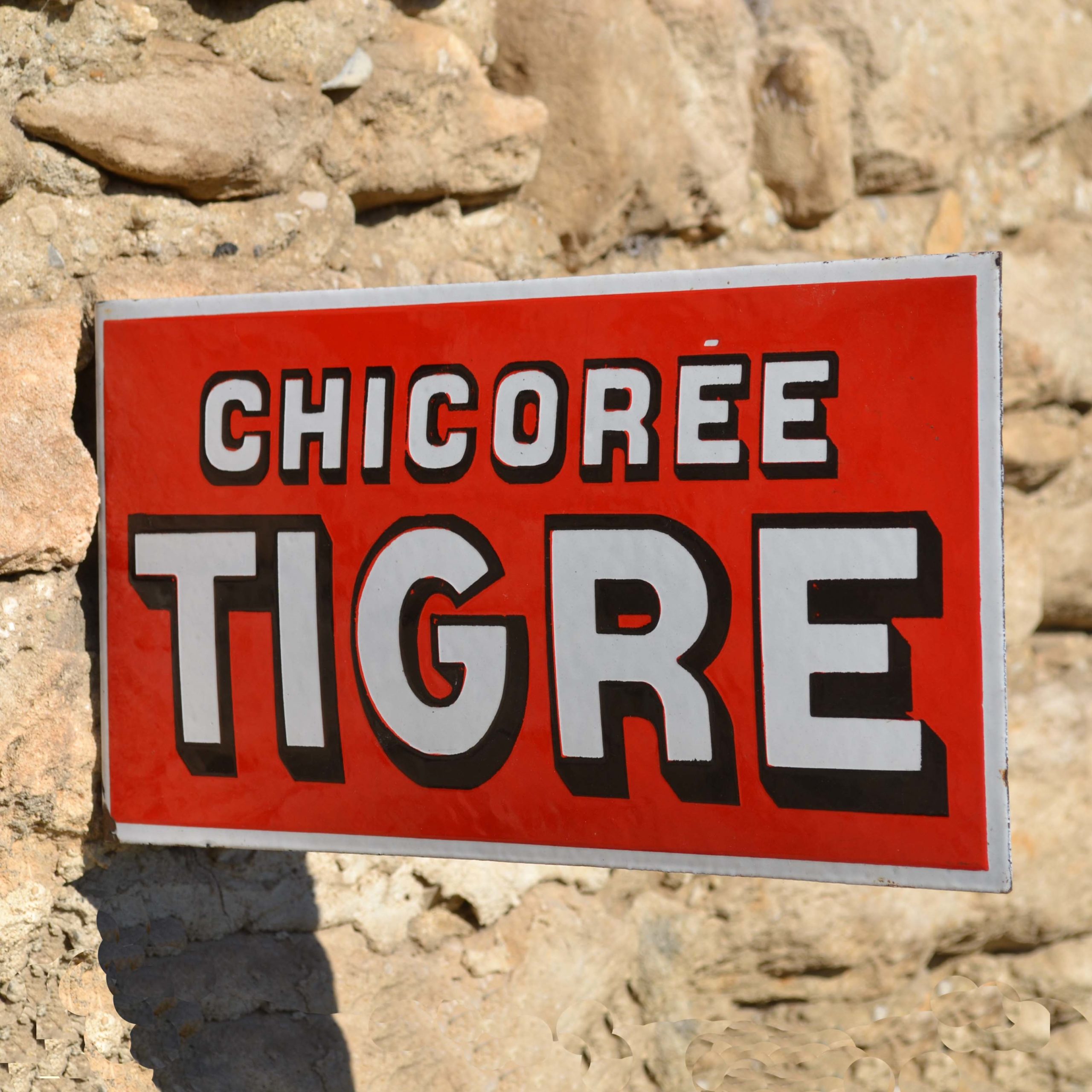 Petite plaque émaillée en potence, pour la chicorée Tigre. Double face fond rouge, avec lettrage blanc et noir. Emailschild 1930's