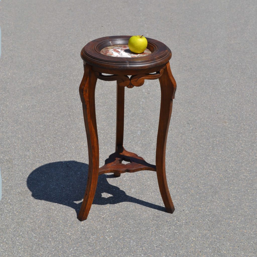Petite sellette porte potiche de style Napoléon 3. Dessus avec marbre rond incrusté, et piètement tripode en bois teinté.