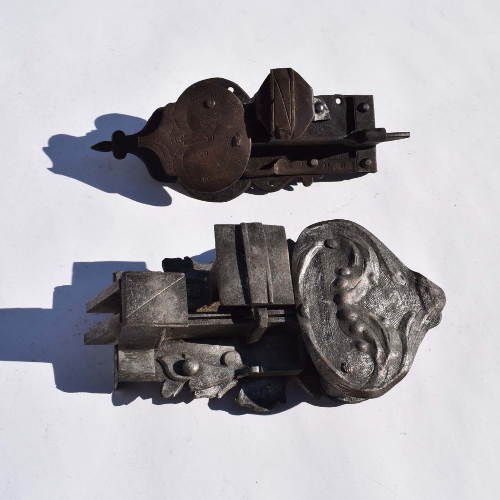 Anciennes serrures de meubles / bahut. En fer forgé ciselé et gravé du 18ème