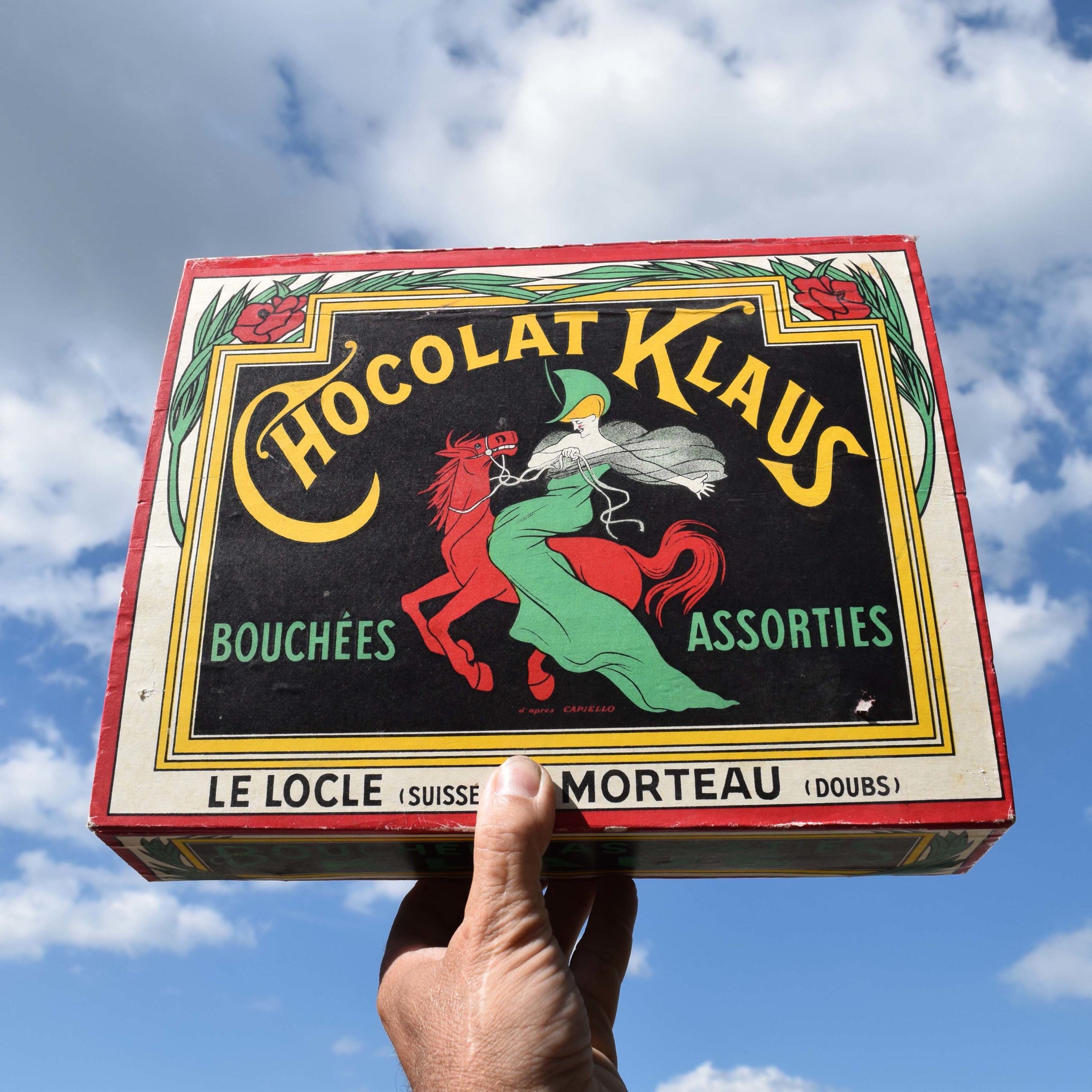 Vieille boite publicitaire en carton pour le chocolat Klaus. Morteau le Locle. Avec illustration de style Art-Nouveau 1900.