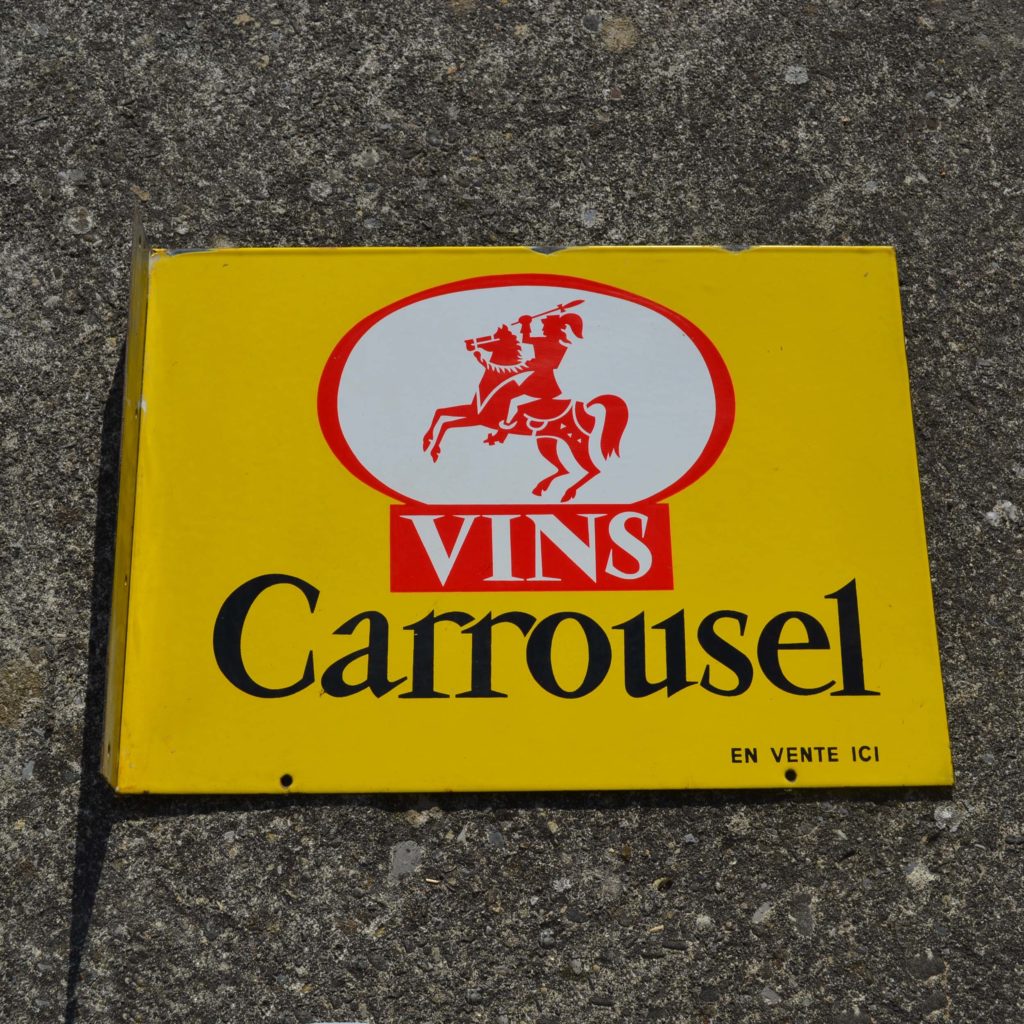 Plaque émaillée des années 1960, pour les vins de table français “Carrousel”. En potence double face. Format 45x33cm. Avec illustration d'un chevalier.