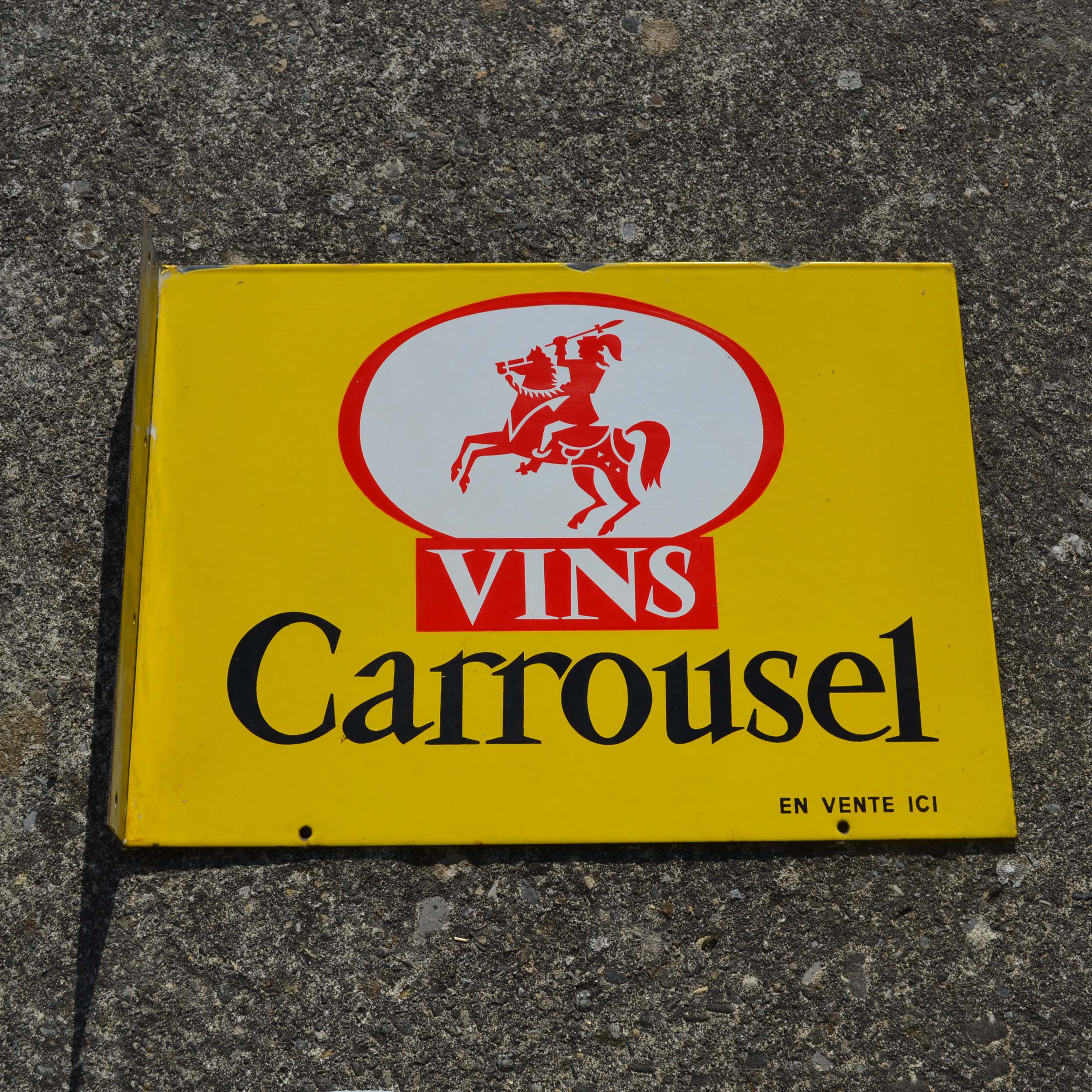 Plaque émaillée des années 1960, pour les vins de table français “Carrousel”. En potence double face. Format 45x33cm. Avec illustration d'un chevalier.