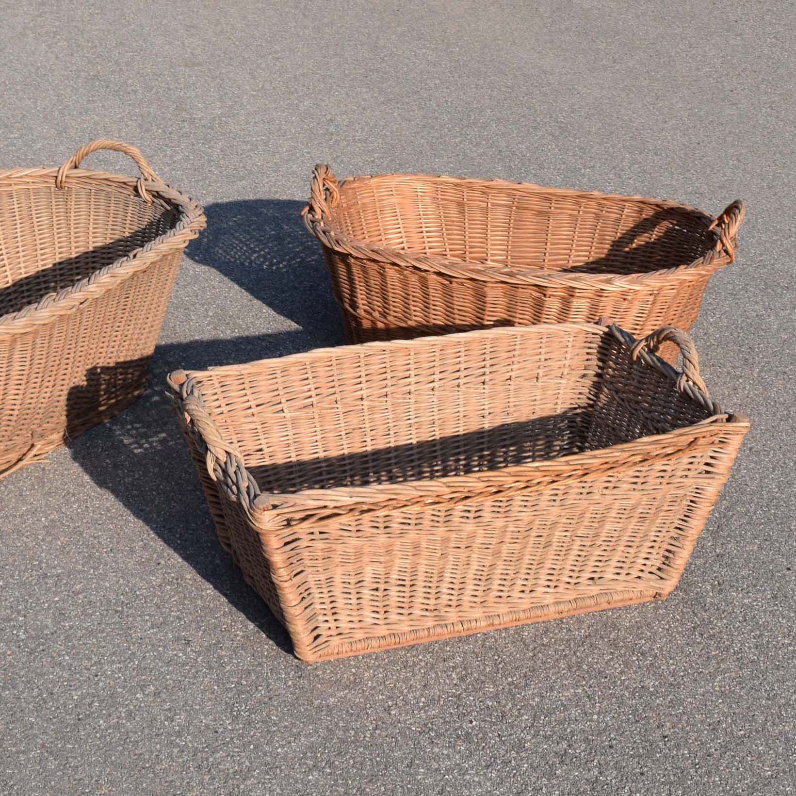 Vieux paniers en osier tressé. 2 ovales et un rectangulaire. Avec 2 anses, format “corbeille à linge”. Déco Shabby Chic brocante.