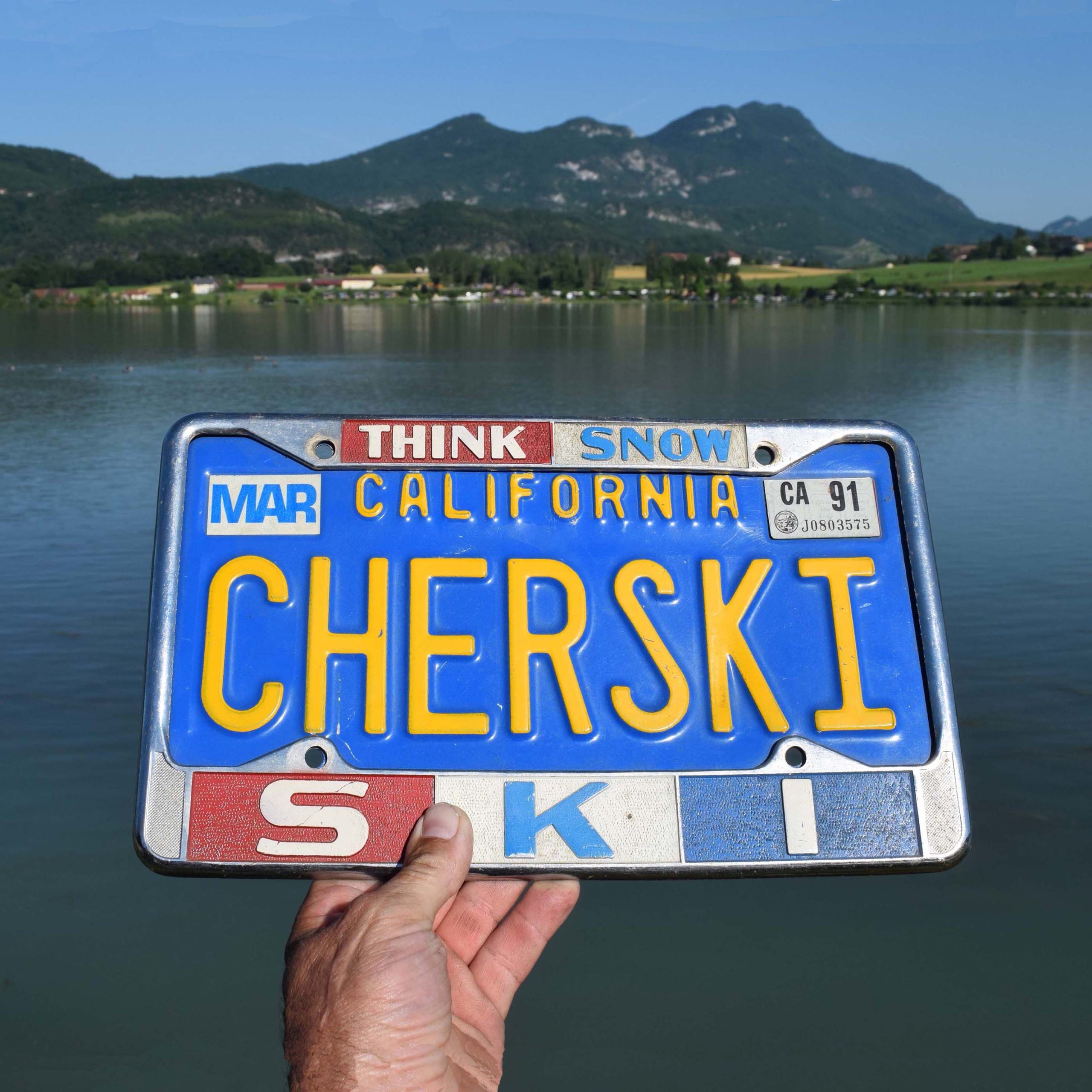 Amusante plaque minéralogique de voiture américaine d’un passionné de ski. Avec le lettrage “Cherski”.