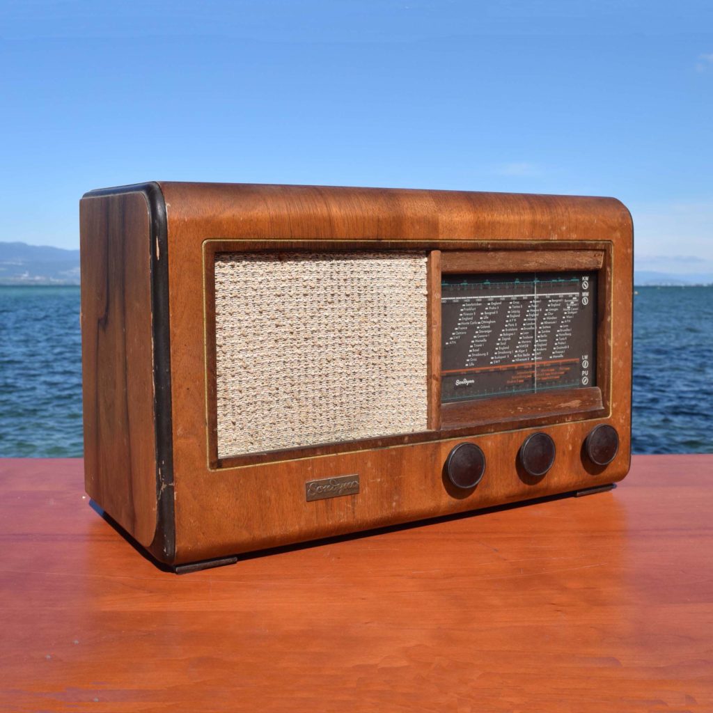 Poste de radio Suisse de marque Sondyna, modèle Fidelio. Année 1948