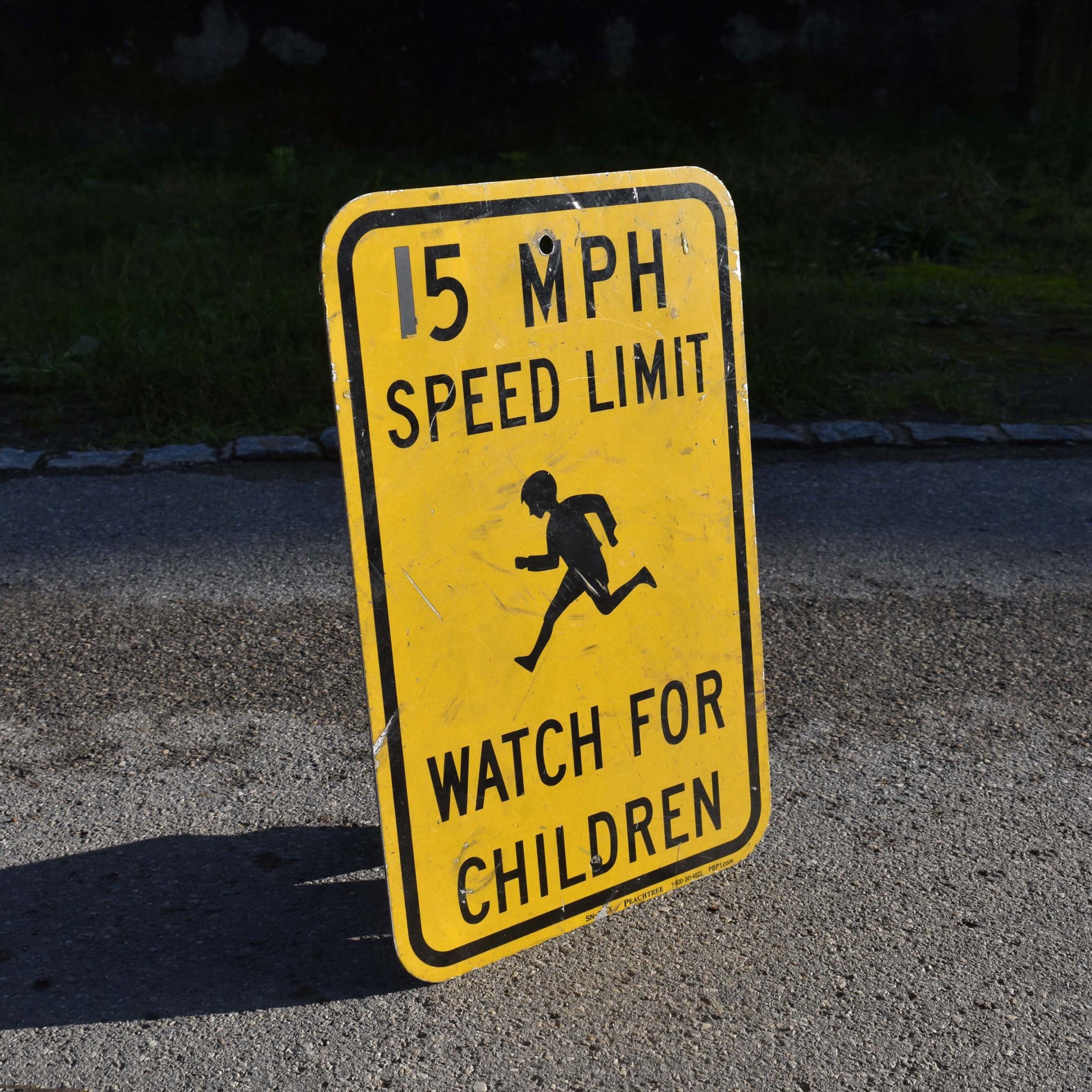 panneau de signalisation américain de limitation de vitesse. A proximité des écoles, appelé “School zone”.