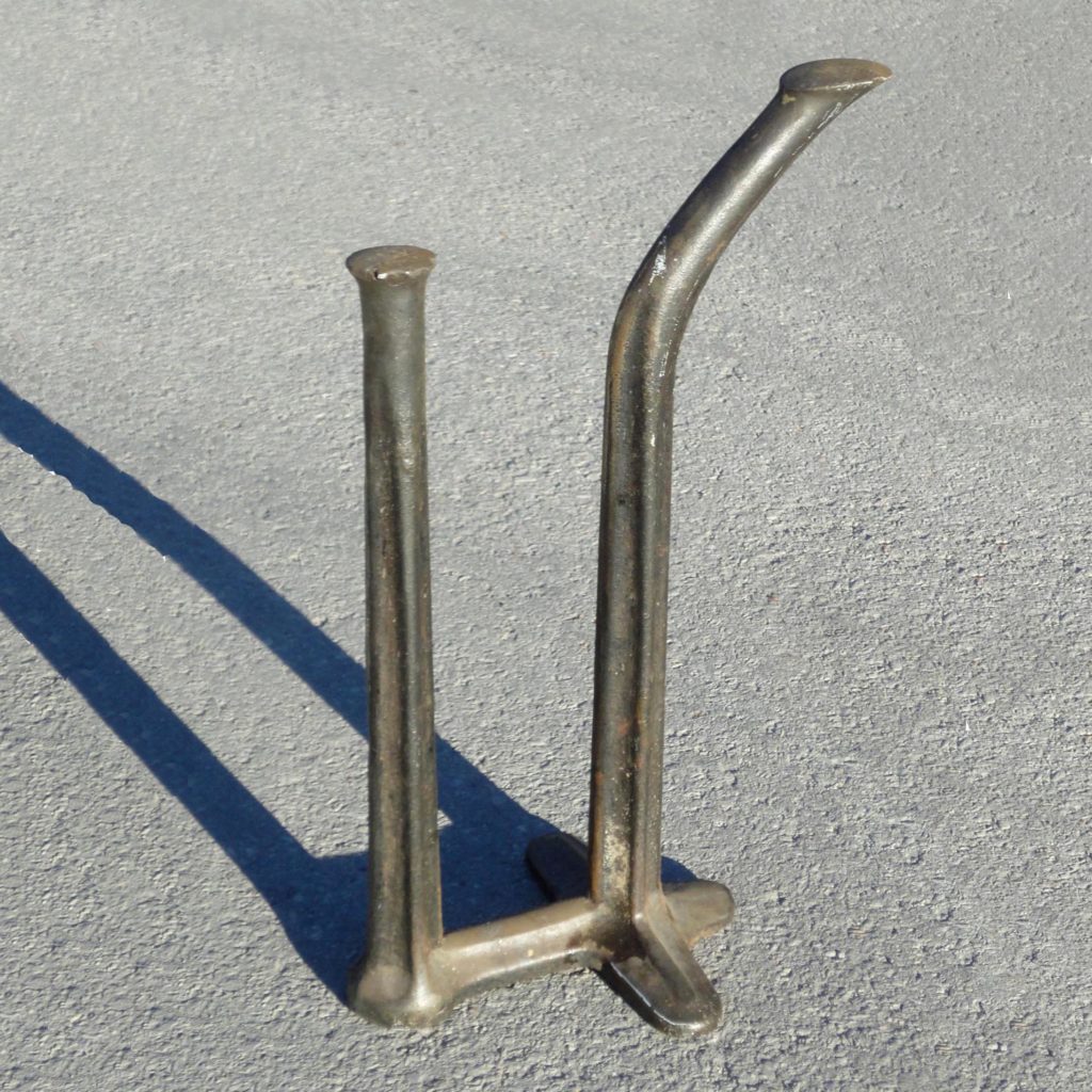 Ce sont des enclumes de cordonnier, sur pied, en fonte. Pour taper les semelles des souliers. Ce type d’outil a aussi existé, enfiché sur un plot en bois. Art populaire.
