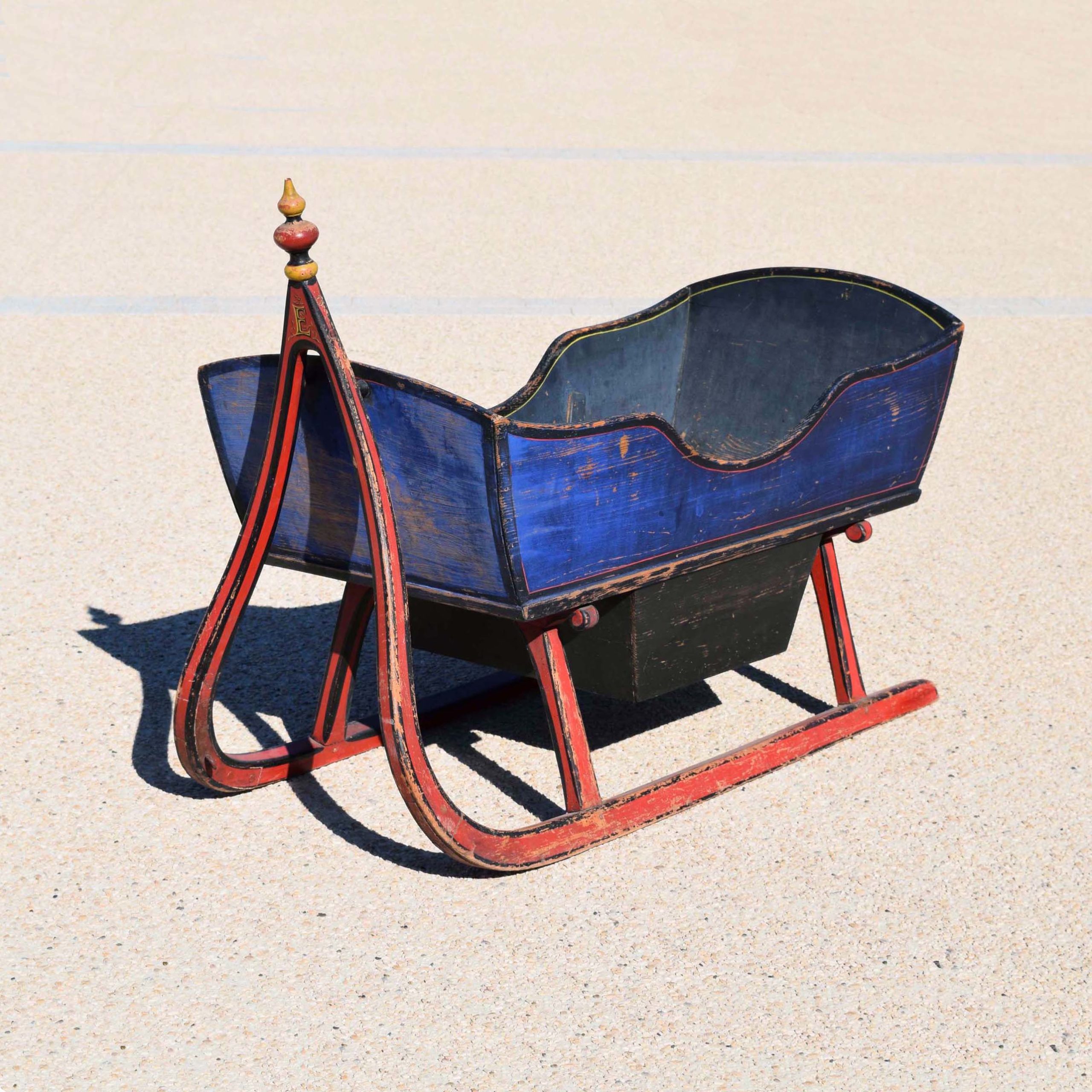 Rare petit traîneau pour enfants vers 1900 d’origine Alsacienne. Modèle à atteler avec assises en vis à vis. En bois peint, peinture d’origine