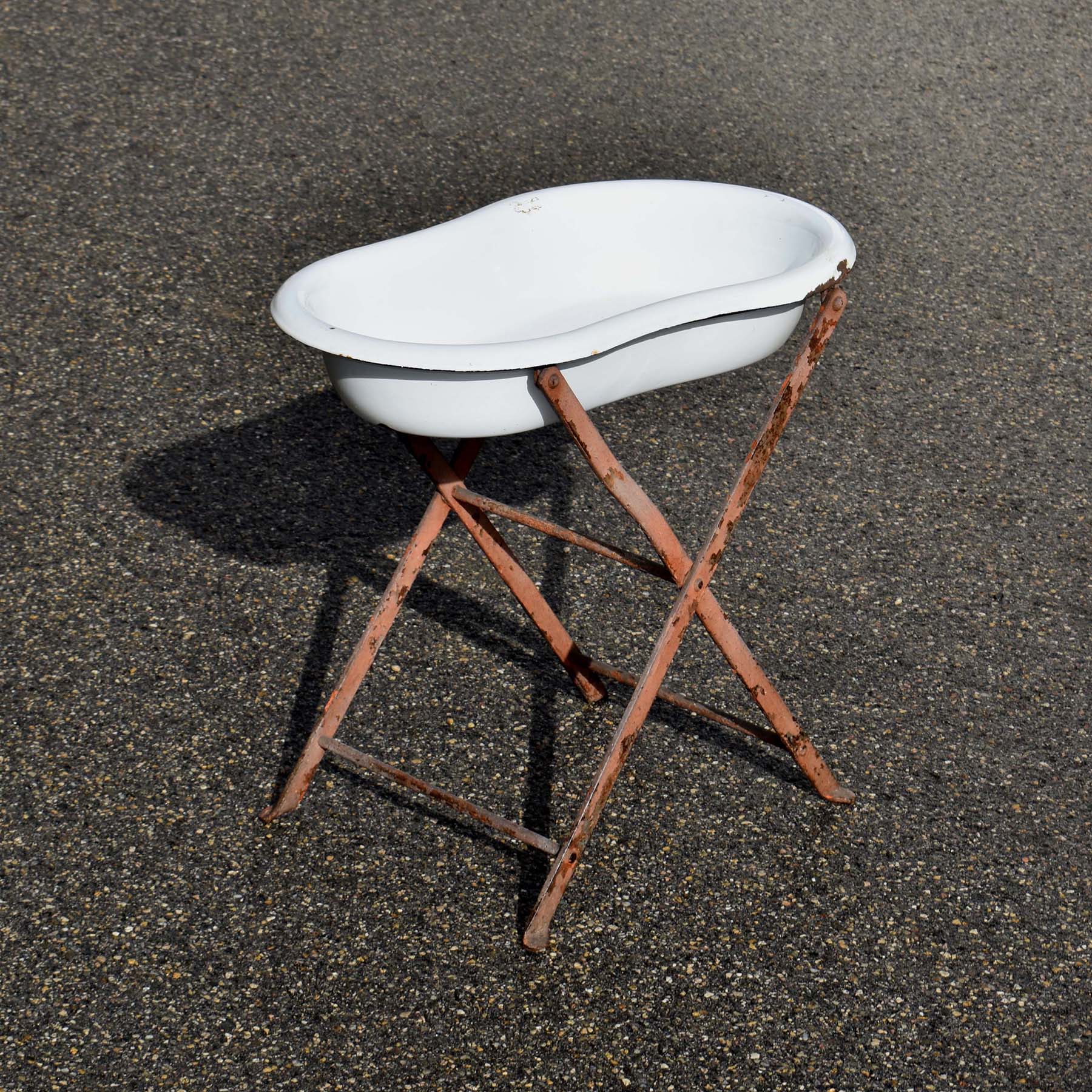 Bidet avec châssis pliable en fer. Dit “de voyage”. Avec bacs en forme de cacahuète, en tôle émaillée blanche. Sans le couvercle, début 20ème.