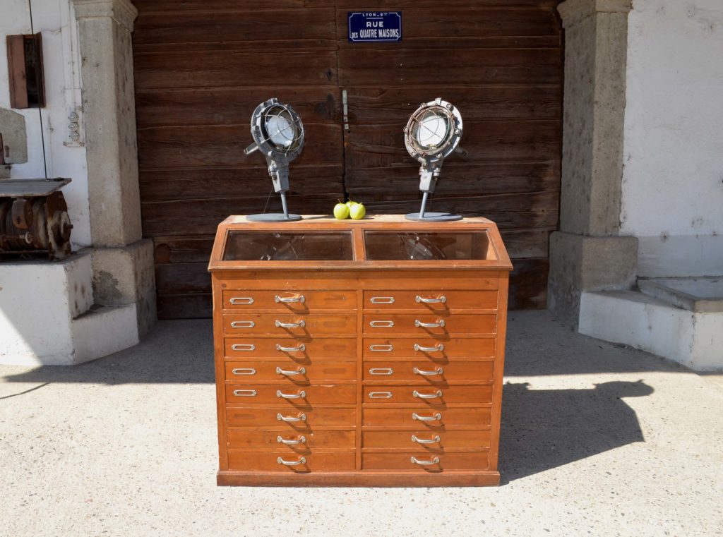 ancien meuble de métier à tiroirs