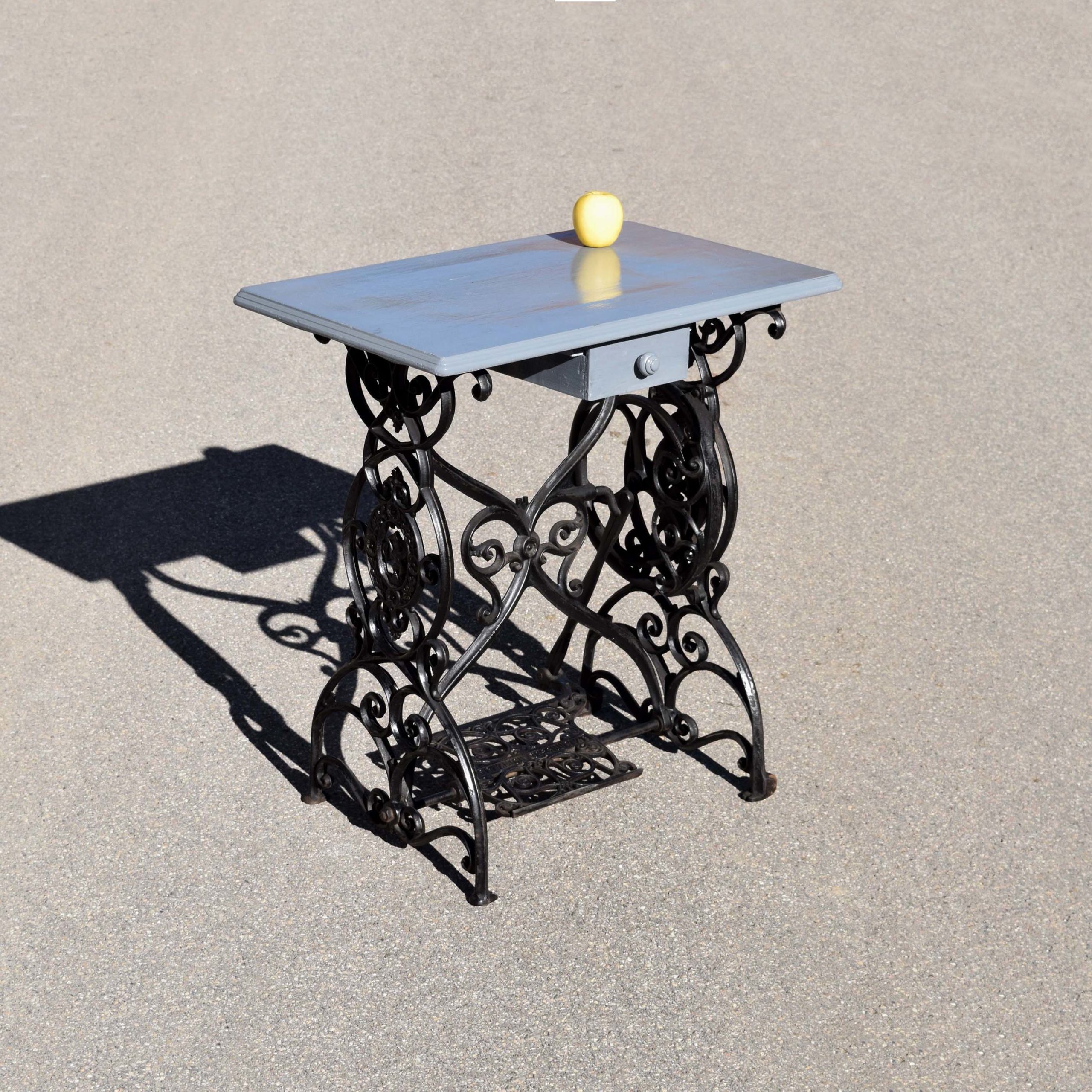 console petite table réalisée avec une ancienne machine à coudre vers 1900