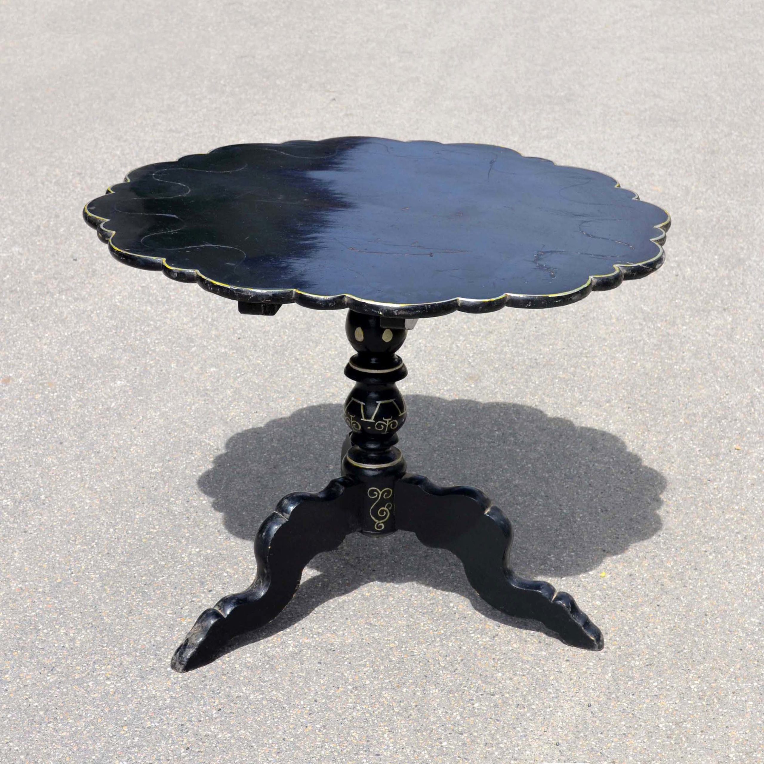 Petite table ronde de style Louis-Philippe avec bords découpés en vague. Elle a anciennement été repeinte en noir.