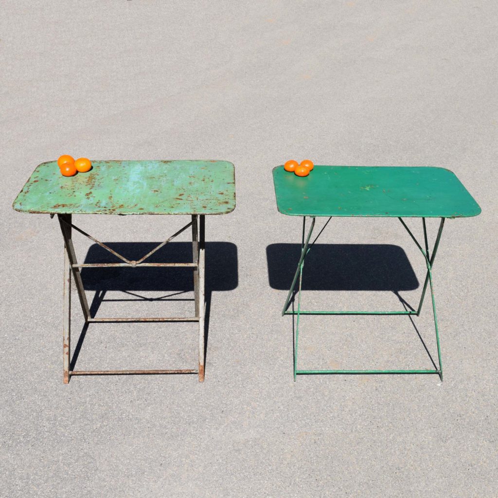 Paire de petites tables rectangulaires pliables. Patinées, avec vernis incolore léger. Des années 1930 à 50. Look Shabby chic brocante.