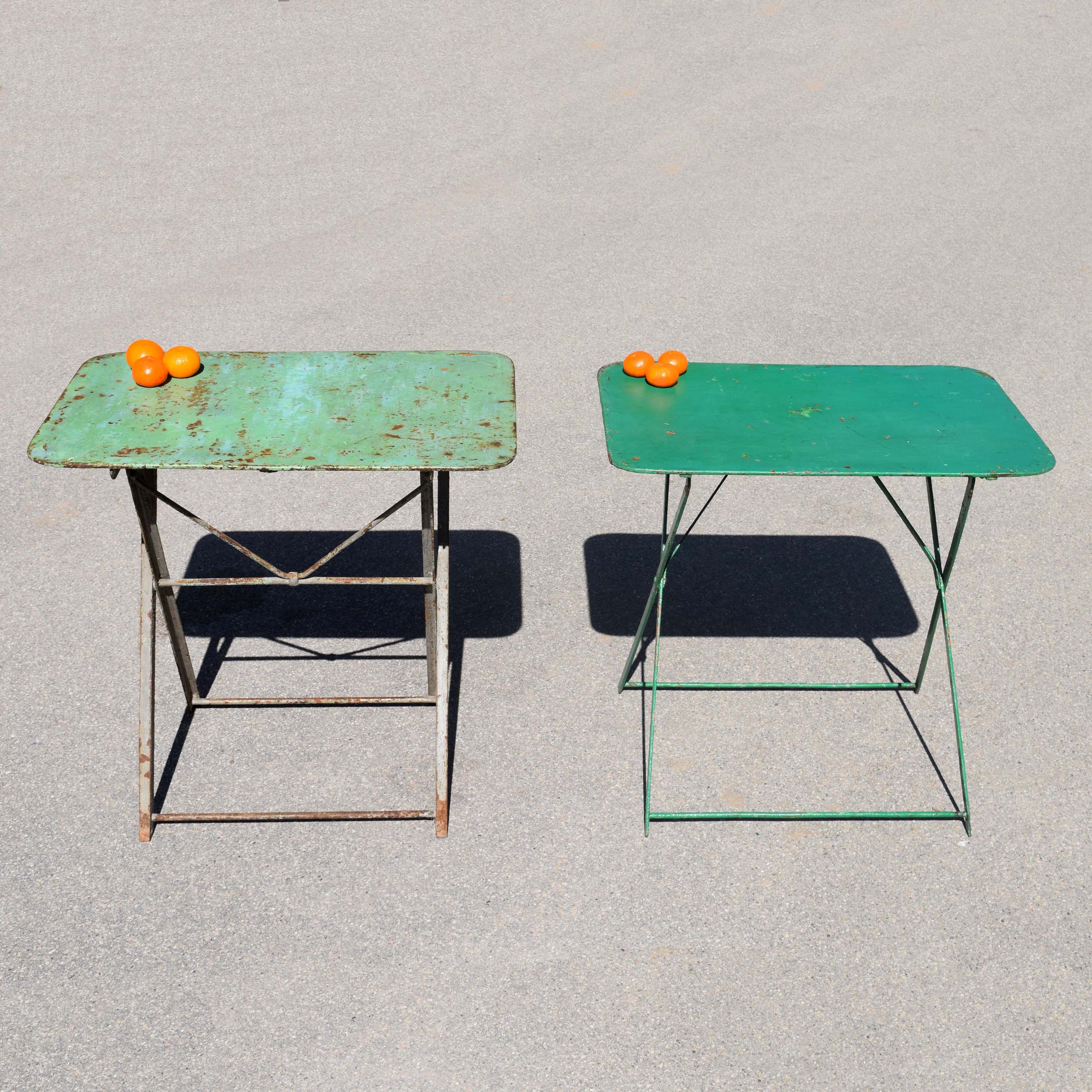 Paire de petites tables rectangulaires pliables. Patinées, avec vernis incolore léger. Des années 1930 à 50. Look Shabby chic brocante.