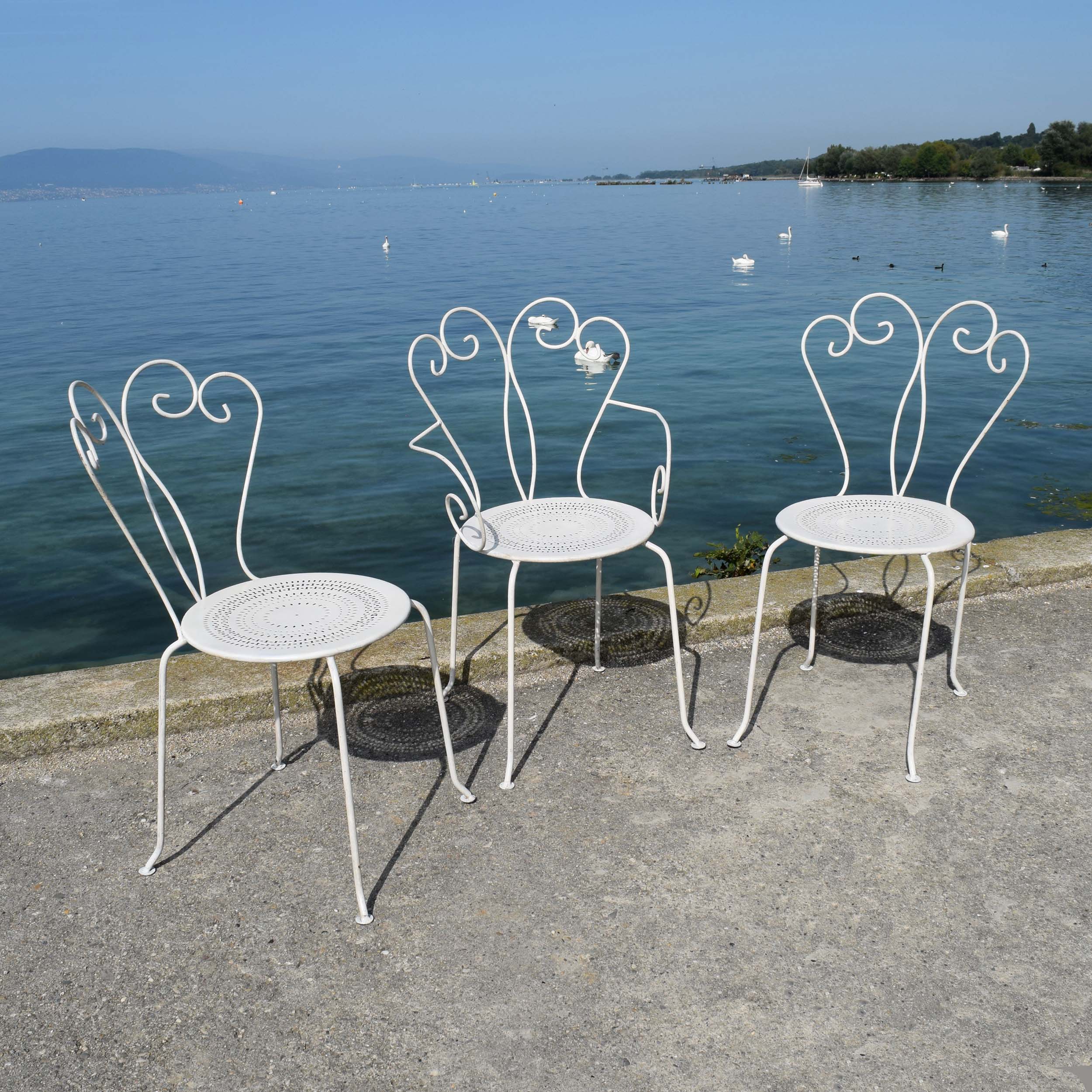 Lot de 3 chaises de jardin: Composé d’une paire, et d’une chaise identique, mais avec accoudoirs. Style classico-kitsch des années 1960.