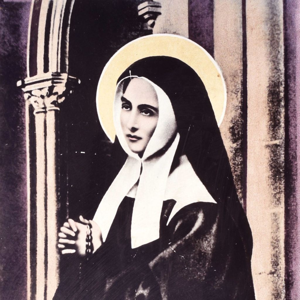 Plaque émaillée sur cadre bois, sujet religieux “Sainte Bernadette” vers 1930. Pour honorer Bernadette Soubirous.