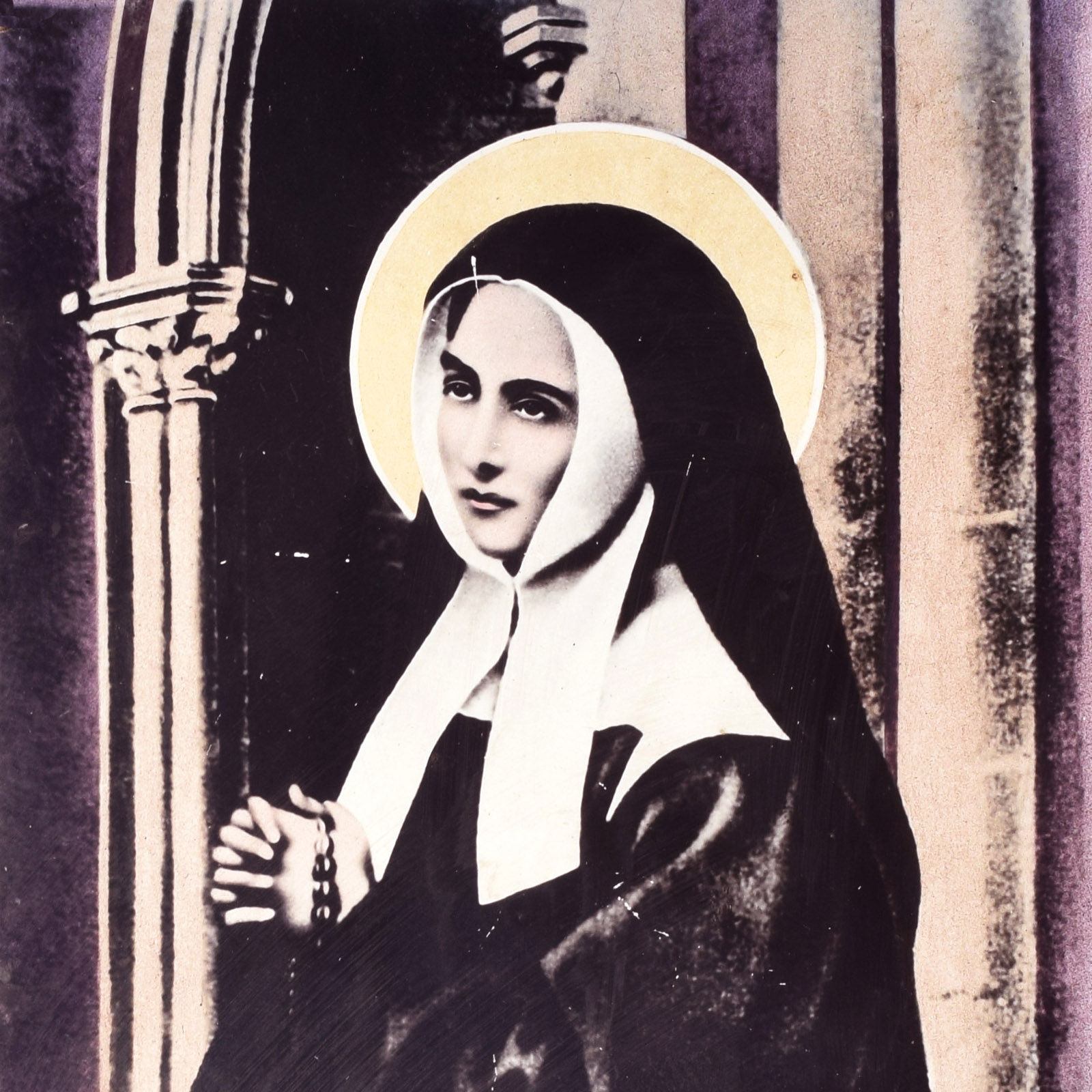 Plaque émaillée sur cadre bois, sujet religieux “Sainte Bernadette” vers 1930. Pour honorer Bernadette Soubirous.