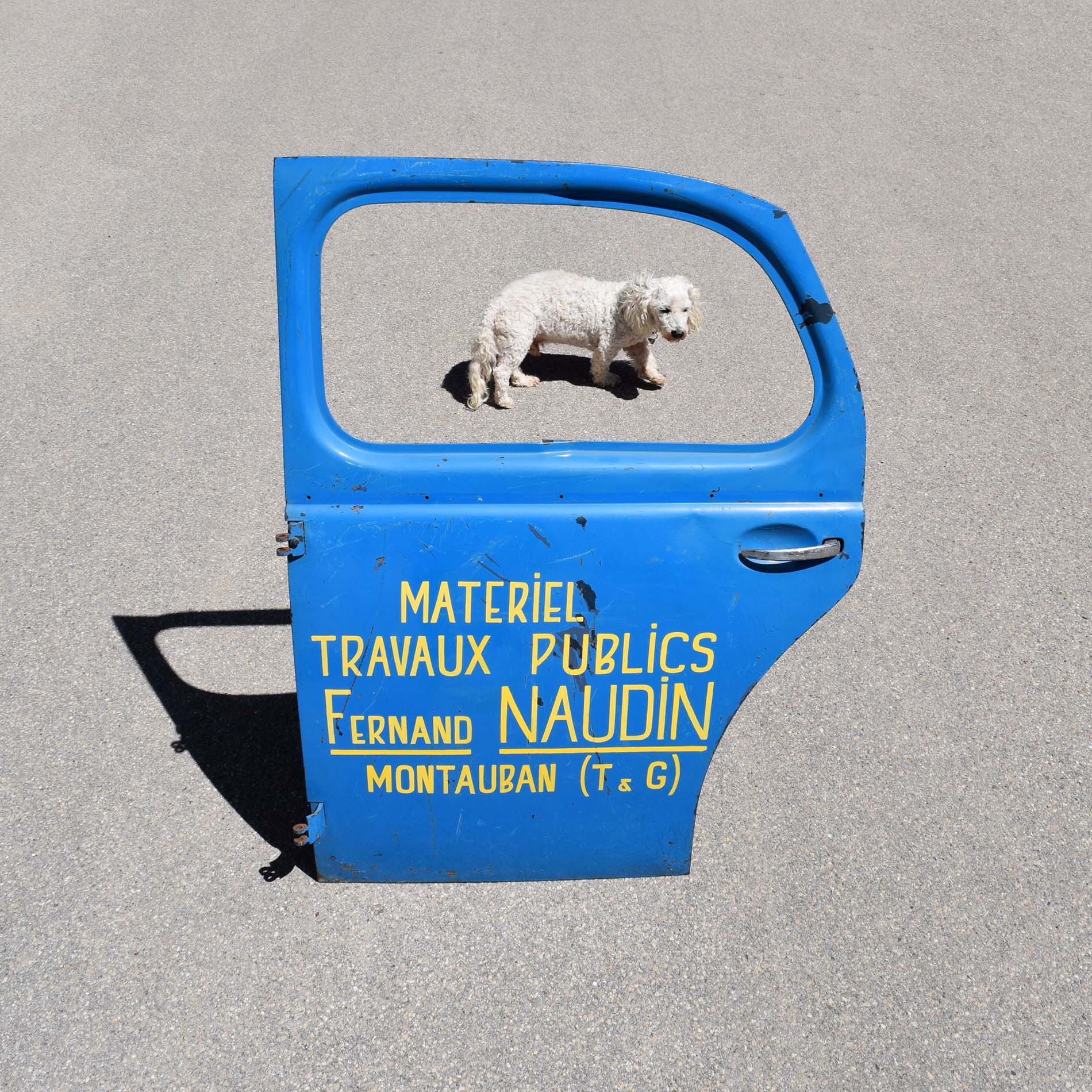Fernand Naudin des tontons flingueurs. Ancienne porte peinte, avec le lettrage matériel travaux publics Fernand Naudin Montauban.